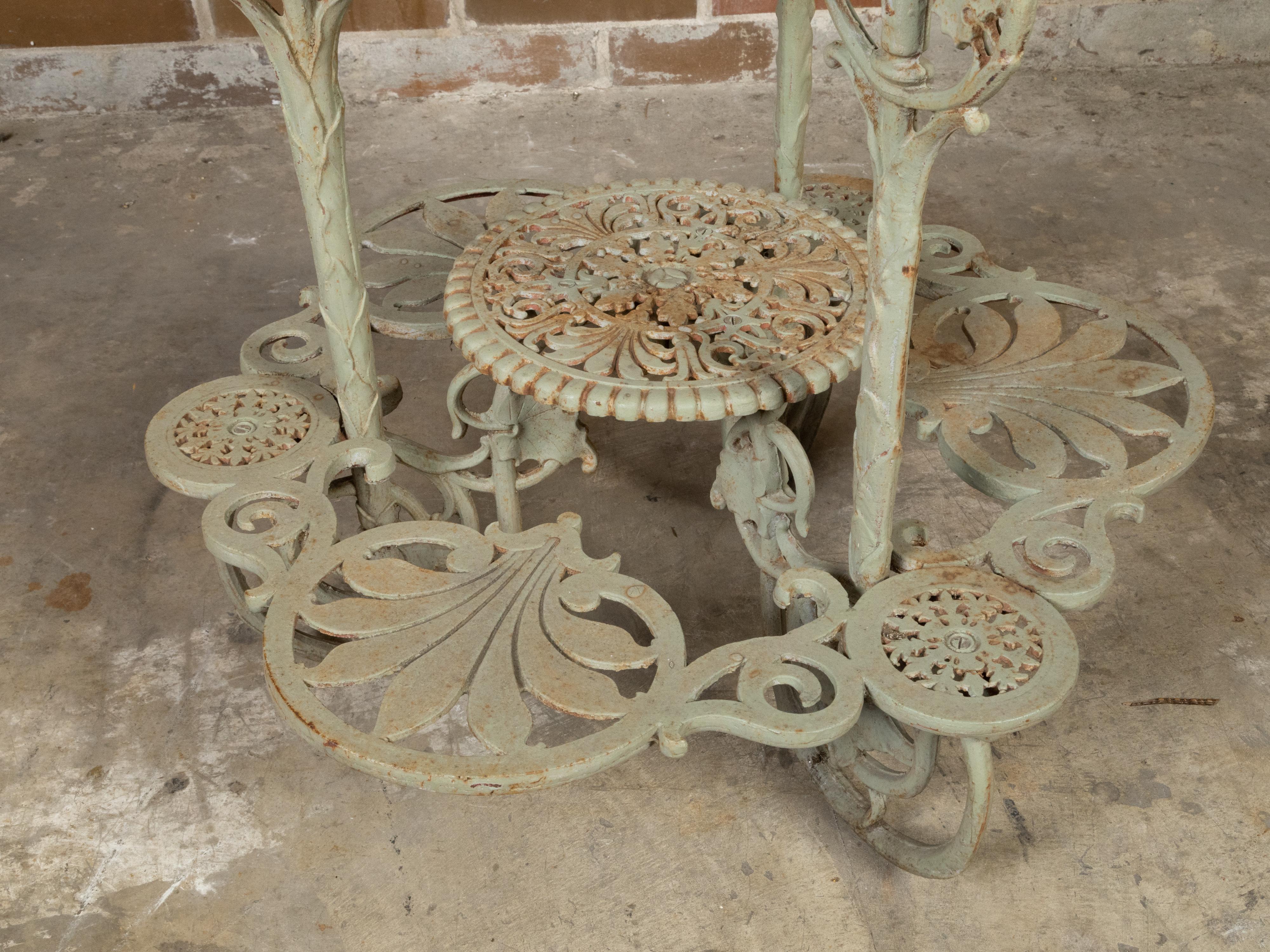 Englischer vierstöckiger Tisch aus lackiertem Eisen des 19. Jahrhunderts mit durchbrochenen Laubmotiven im Angebot 6