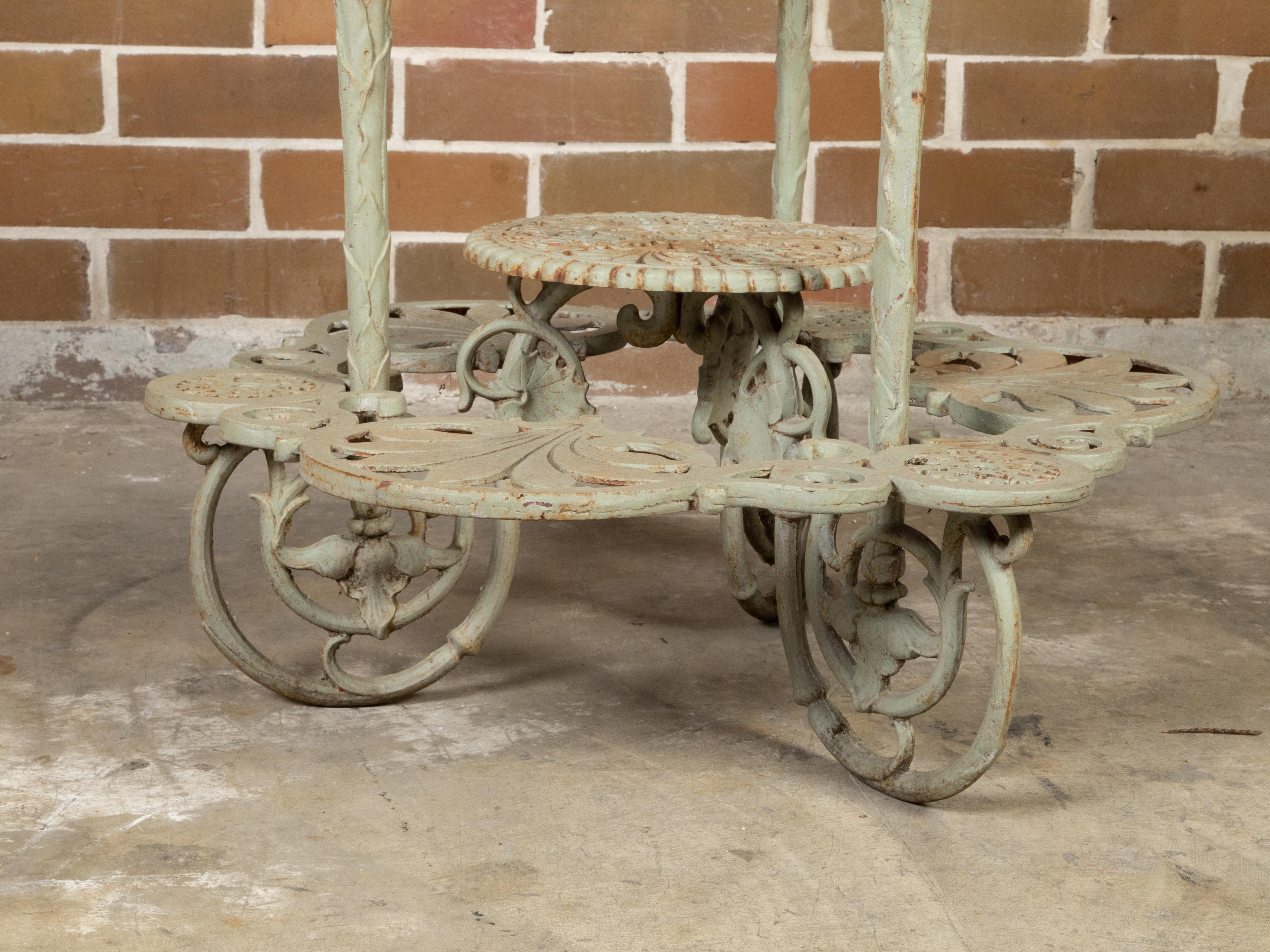Englischer vierstöckiger Tisch aus lackiertem Eisen des 19. Jahrhunderts mit durchbrochenen Laubmotiven im Angebot 1