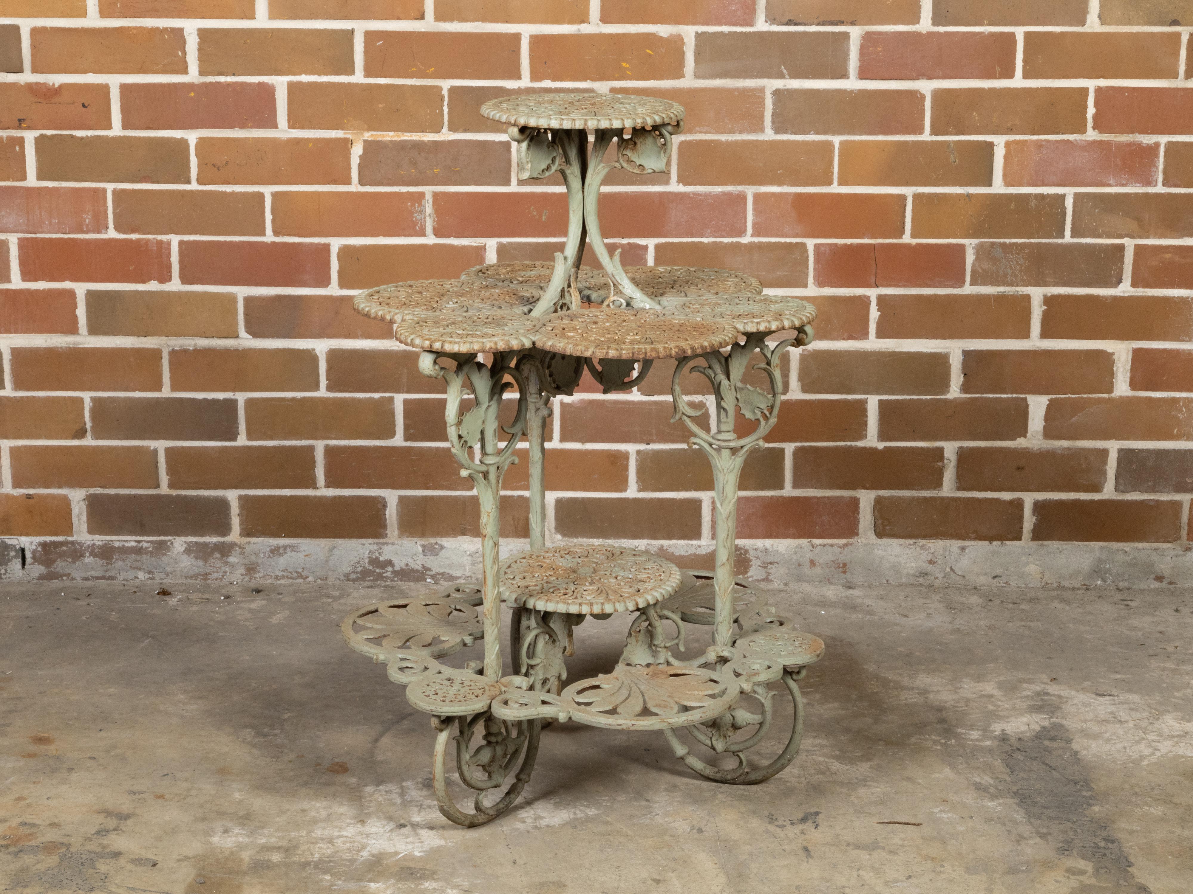 Englischer vierstöckiger Tisch aus lackiertem Eisen des 19. Jahrhunderts mit durchbrochenen Laubmotiven im Angebot 2