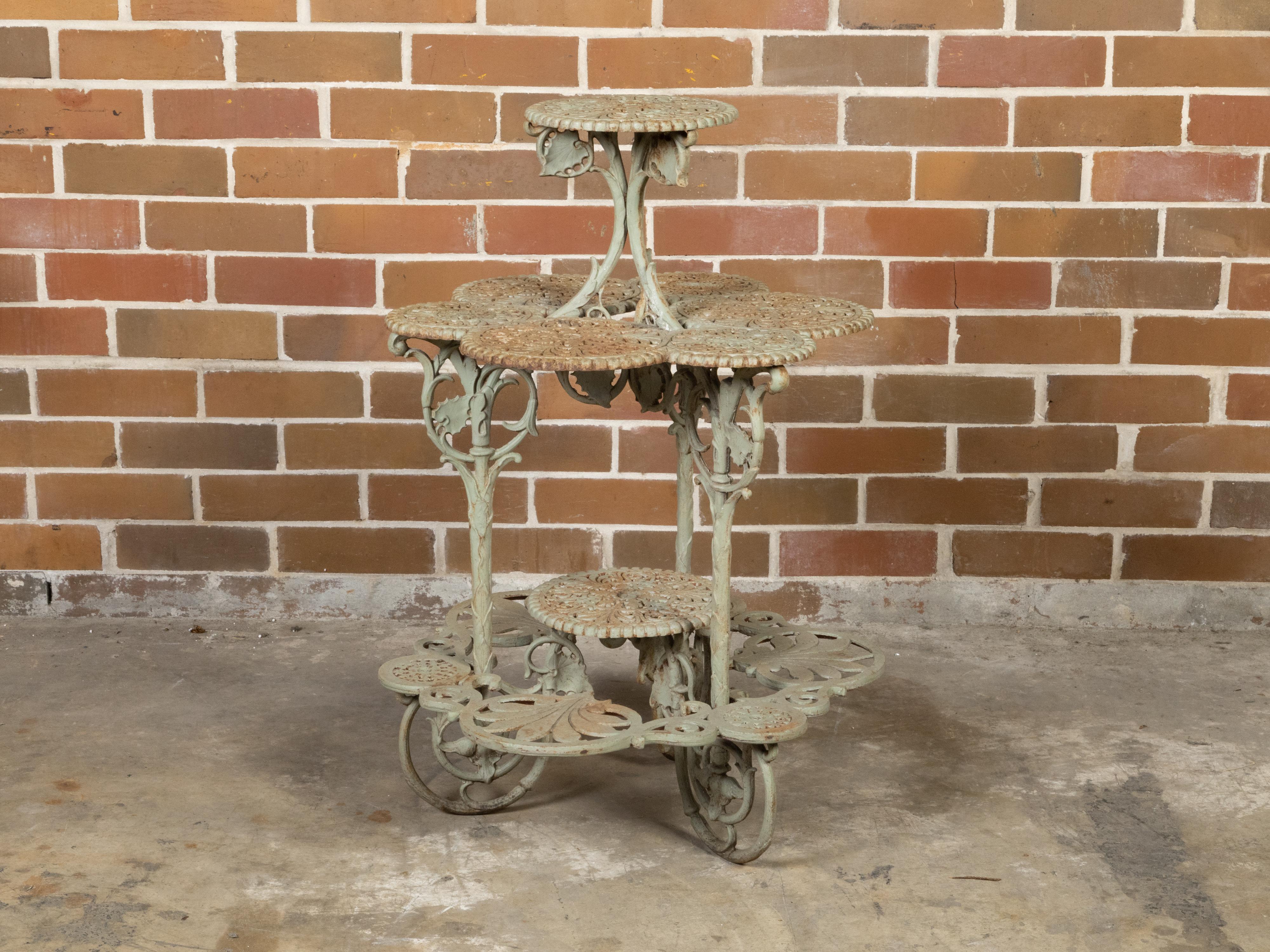 Fer Table anglaise du 19ème siècle à quatre étages avec motifs ajourés de feuillage en vente