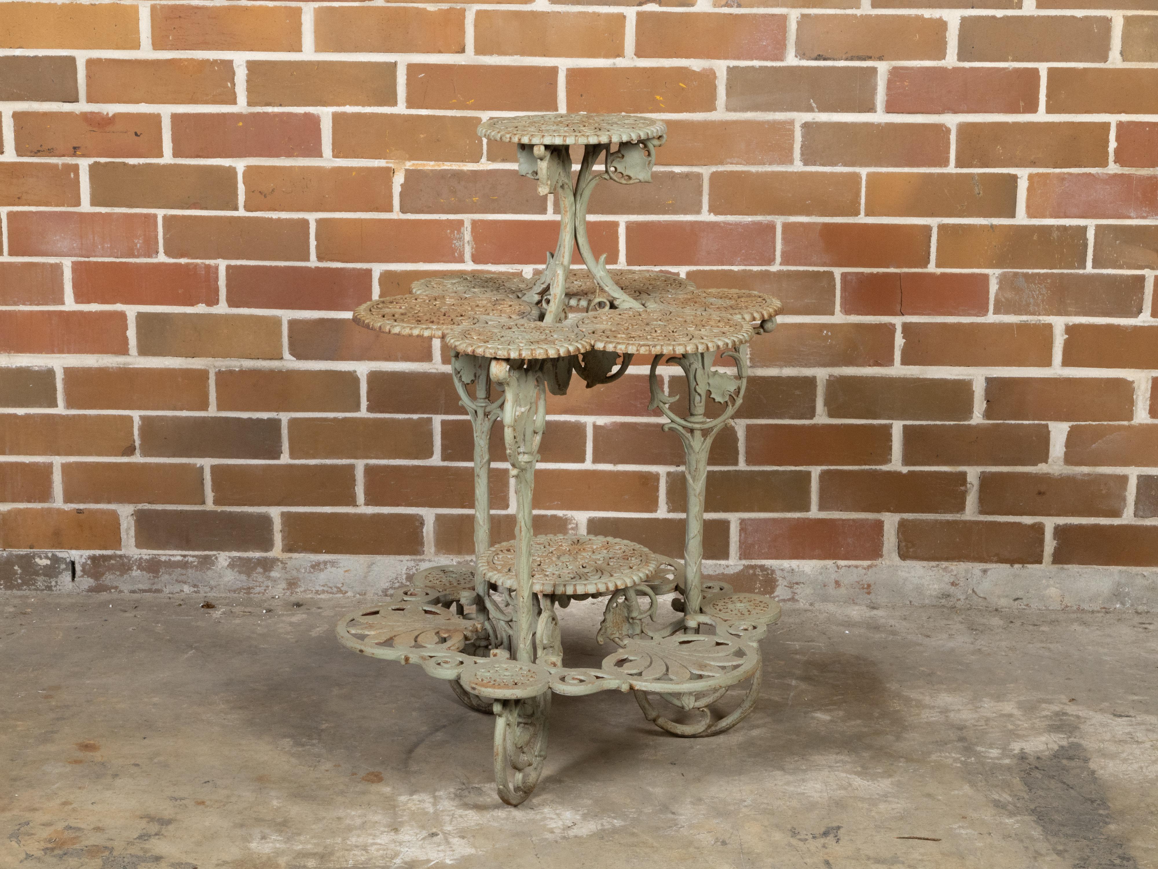 Englischer vierstöckiger Tisch aus lackiertem Eisen des 19. Jahrhunderts mit durchbrochenen Laubmotiven im Angebot 4