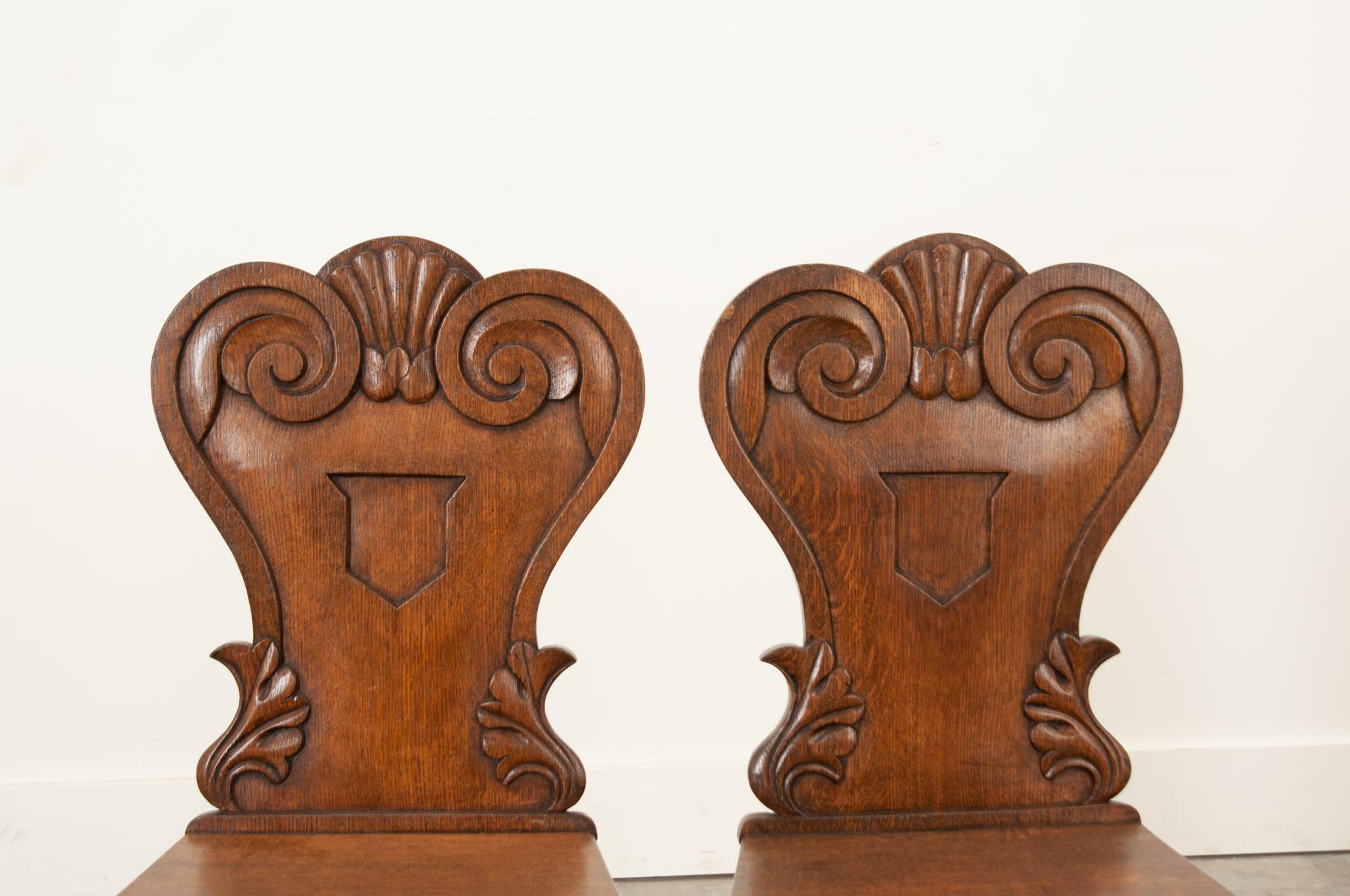 English 19th Century Pair of Oak Hall Chairs In Good Condition For Sale In Baton Rouge, LA