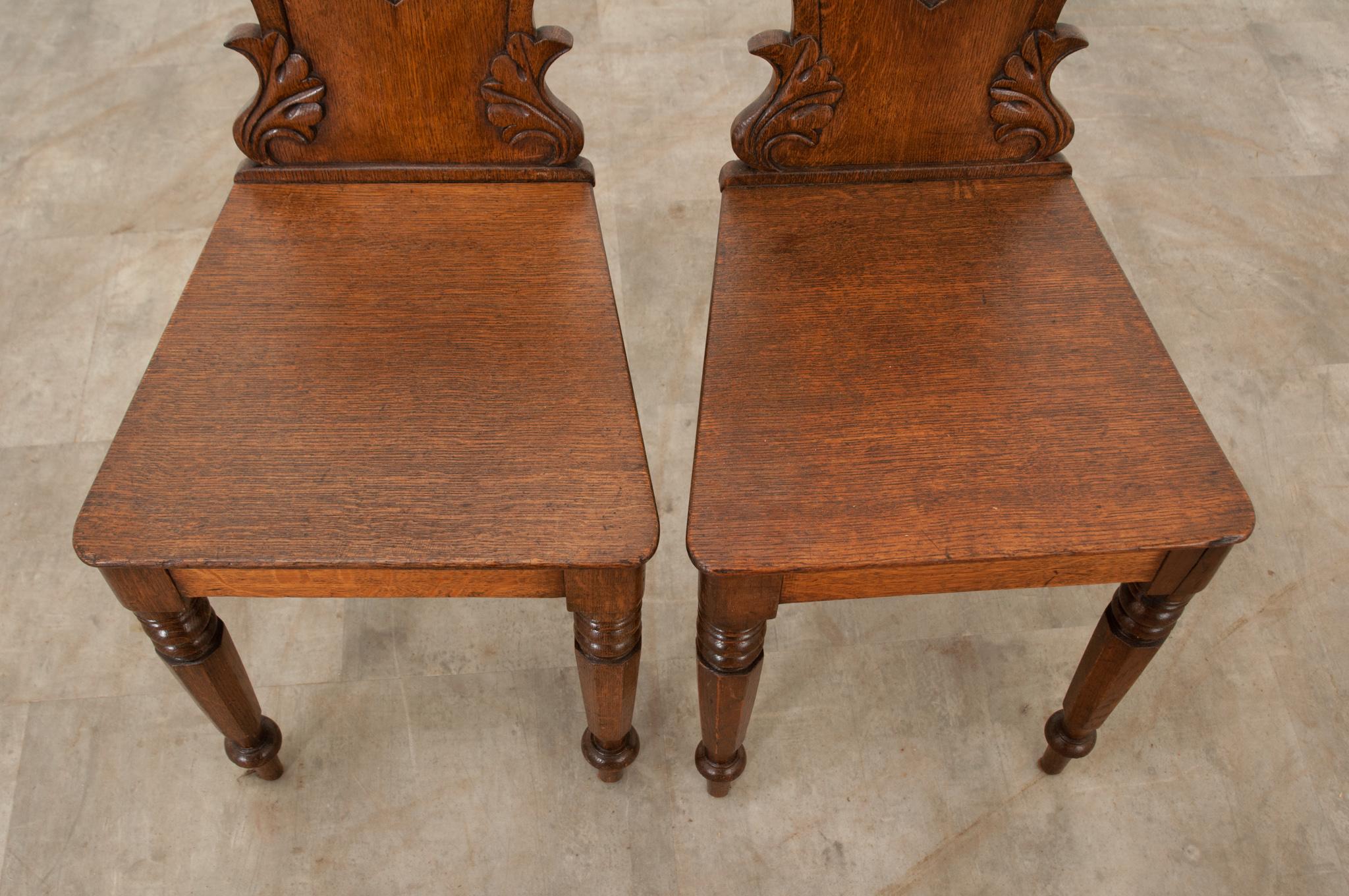 Wood English 19th Century Pair of Oak Hall Chairs For Sale