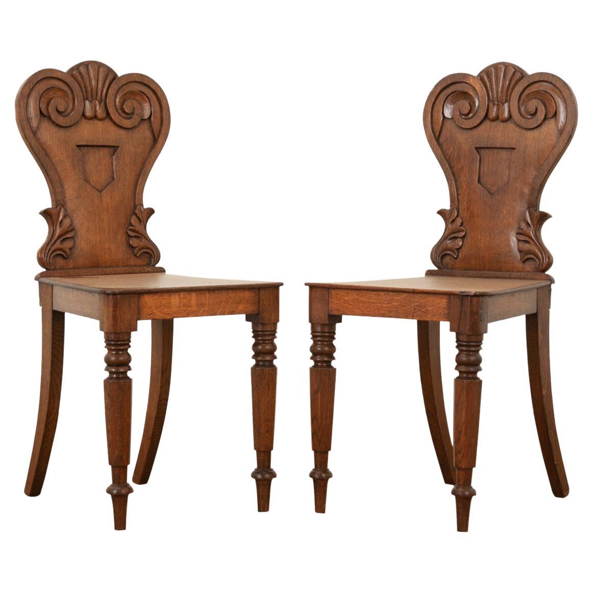 Paire de chaises d'entrée anglaises en chêne du 19ème siècle
