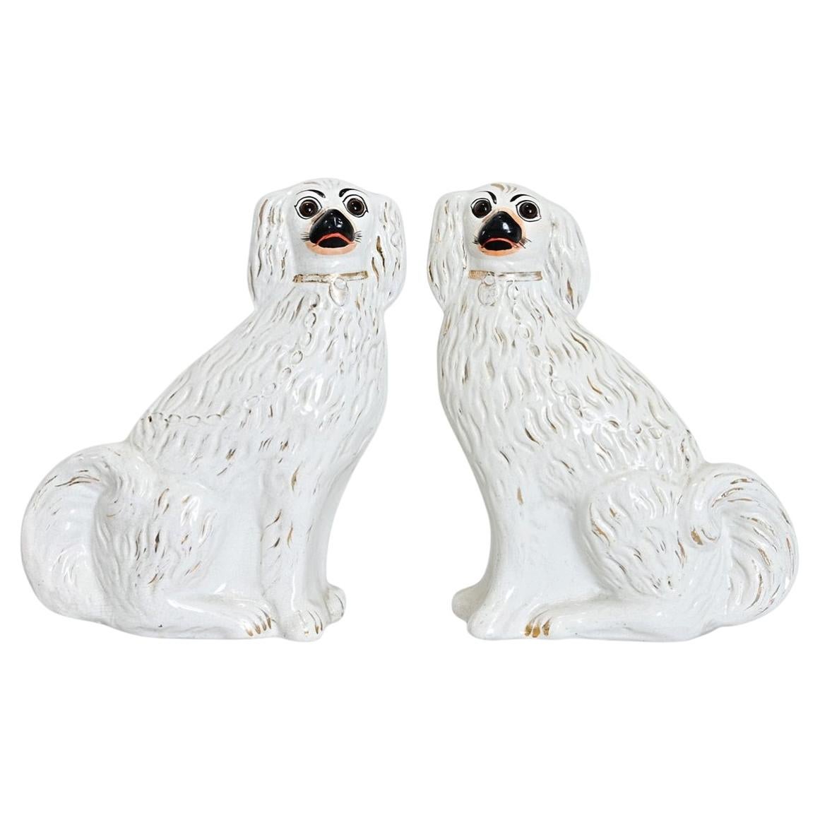 Paire de chiens Staffordshire du 19e siècle avec yeux en verre en vente