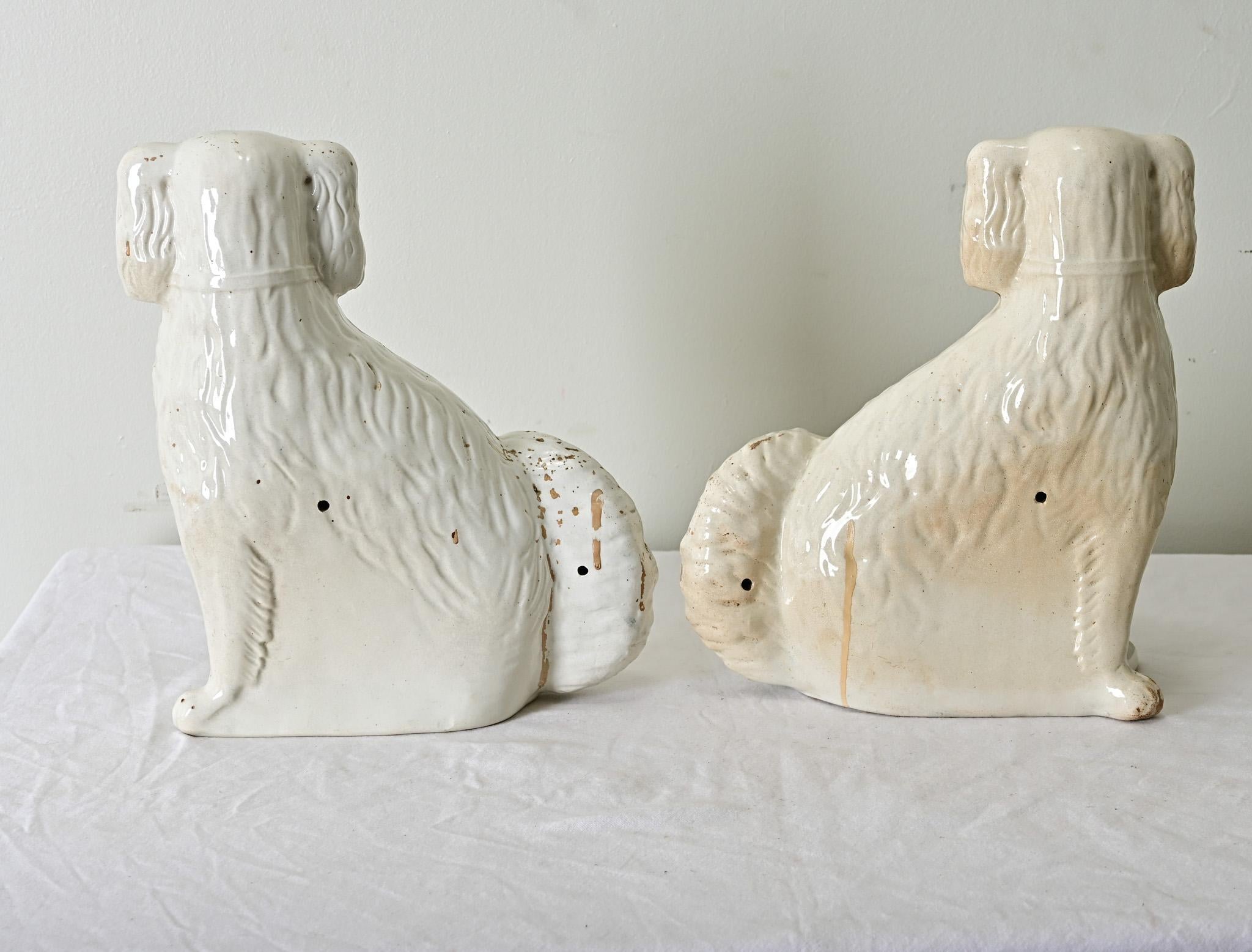 English 19th Century Pair of Staffordshire Spaniels 1