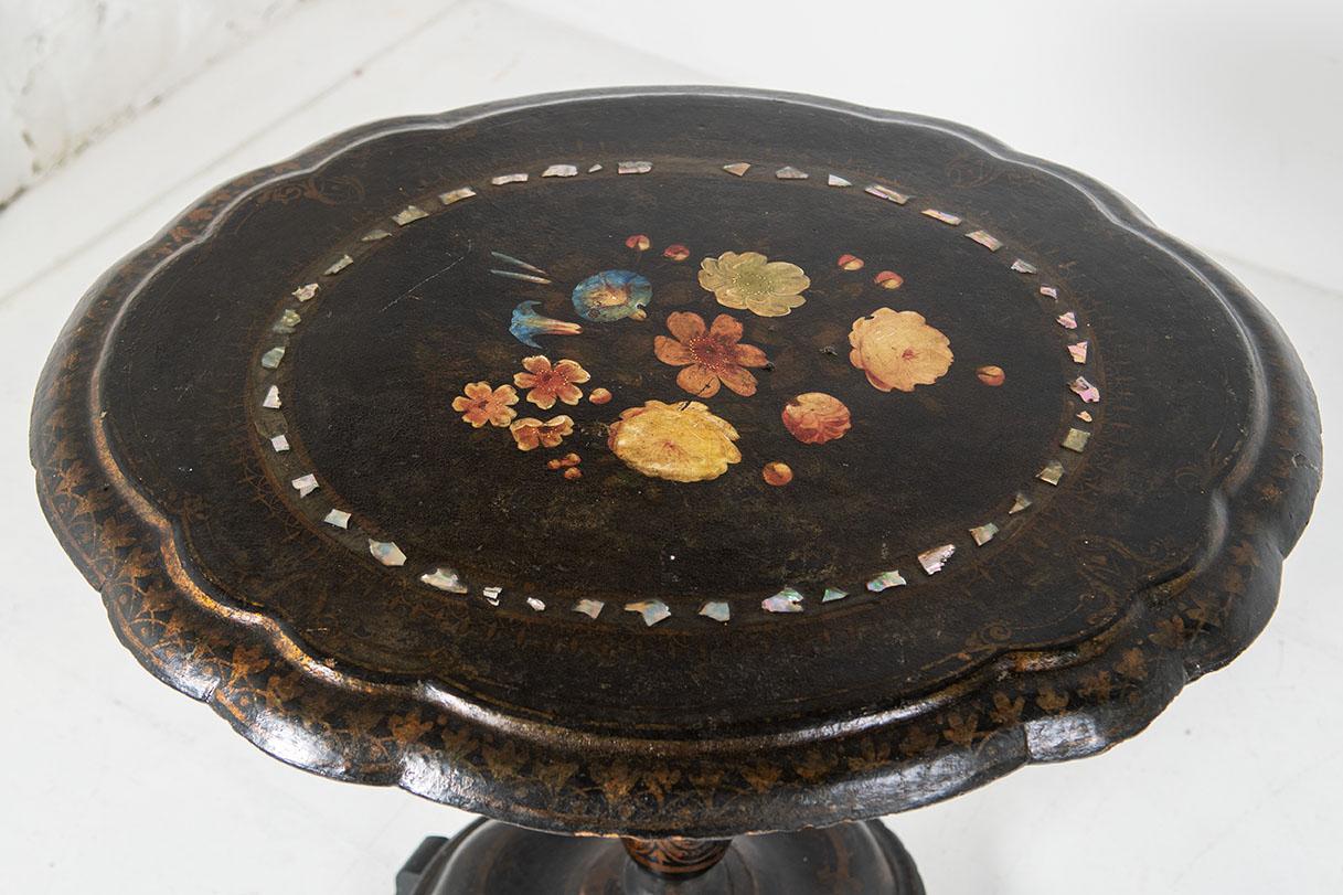 English 19th Century Papier Mache Floral Painted Tilt Top Side Table For Sale 1