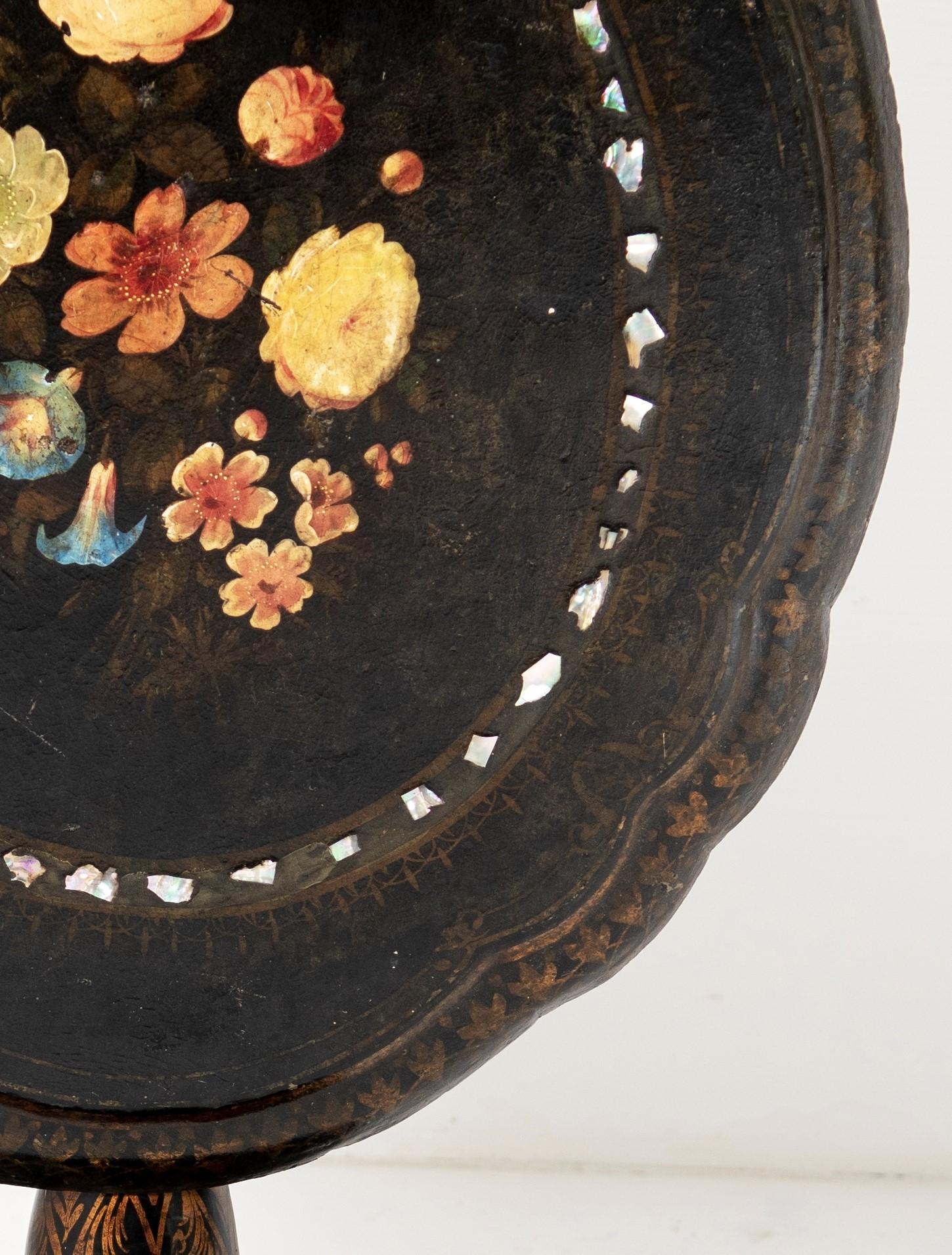 Table d'appoint anglaise du 19ème siècle en papier mâché avec plateau basculant peint à motifs floraux en vente 1