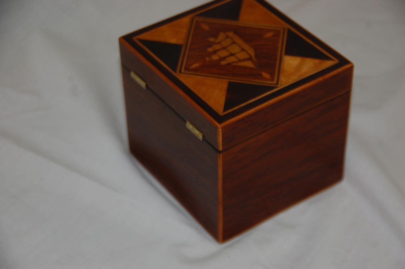 English 19th Century Partridgewood Tea Caddy with Sailing Ship Inlay In Good Condition In Wells, ME
