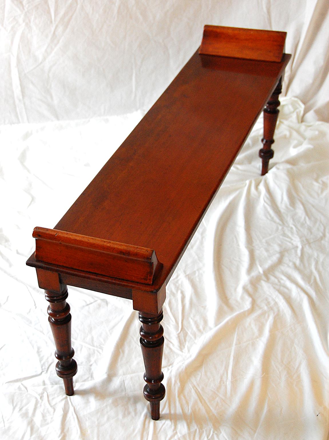 English 19th Century Period Mahogany Hall Bench with Up Swept Ends In Good Condition In Wells, ME