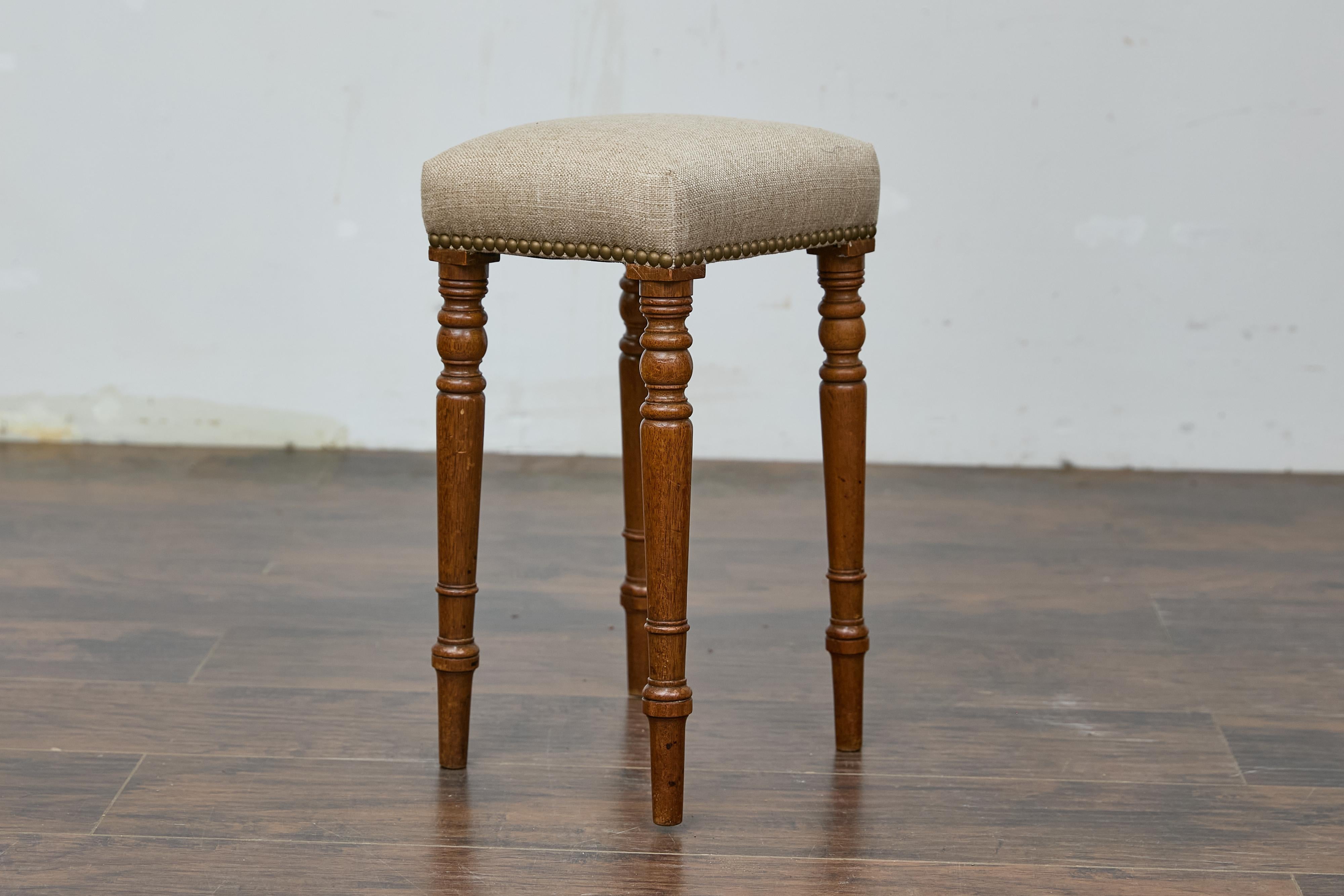 Inglese Sgabello inglese del XIX secolo in legno di Oak con gambe tornite e rivestimento in lino in vendita