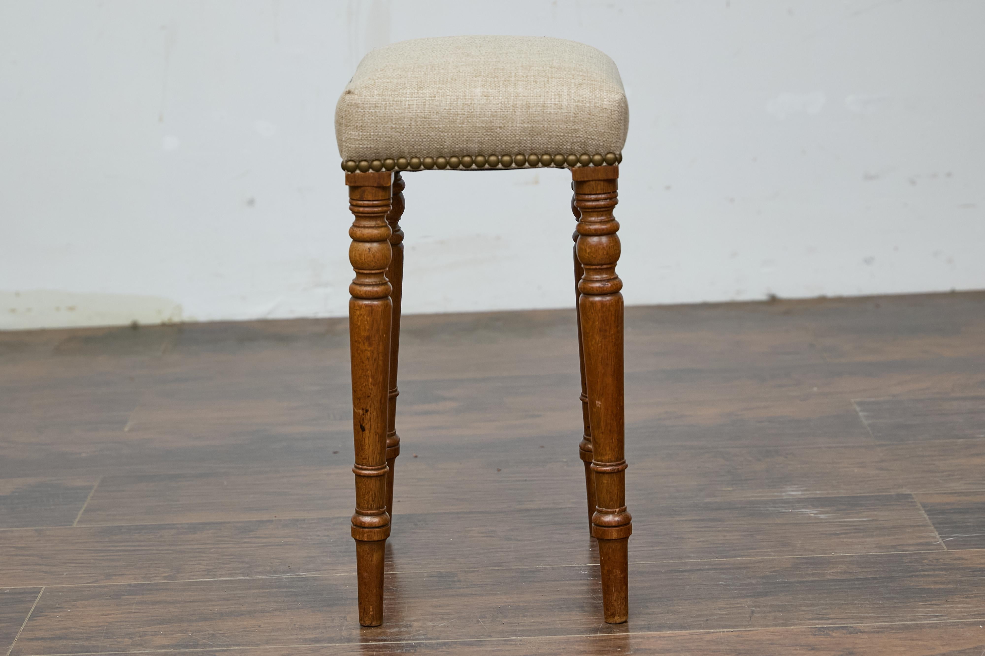 Tornito Sgabello inglese del XIX secolo in legno di Oak con gambe tornite e rivestimento in lino in vendita