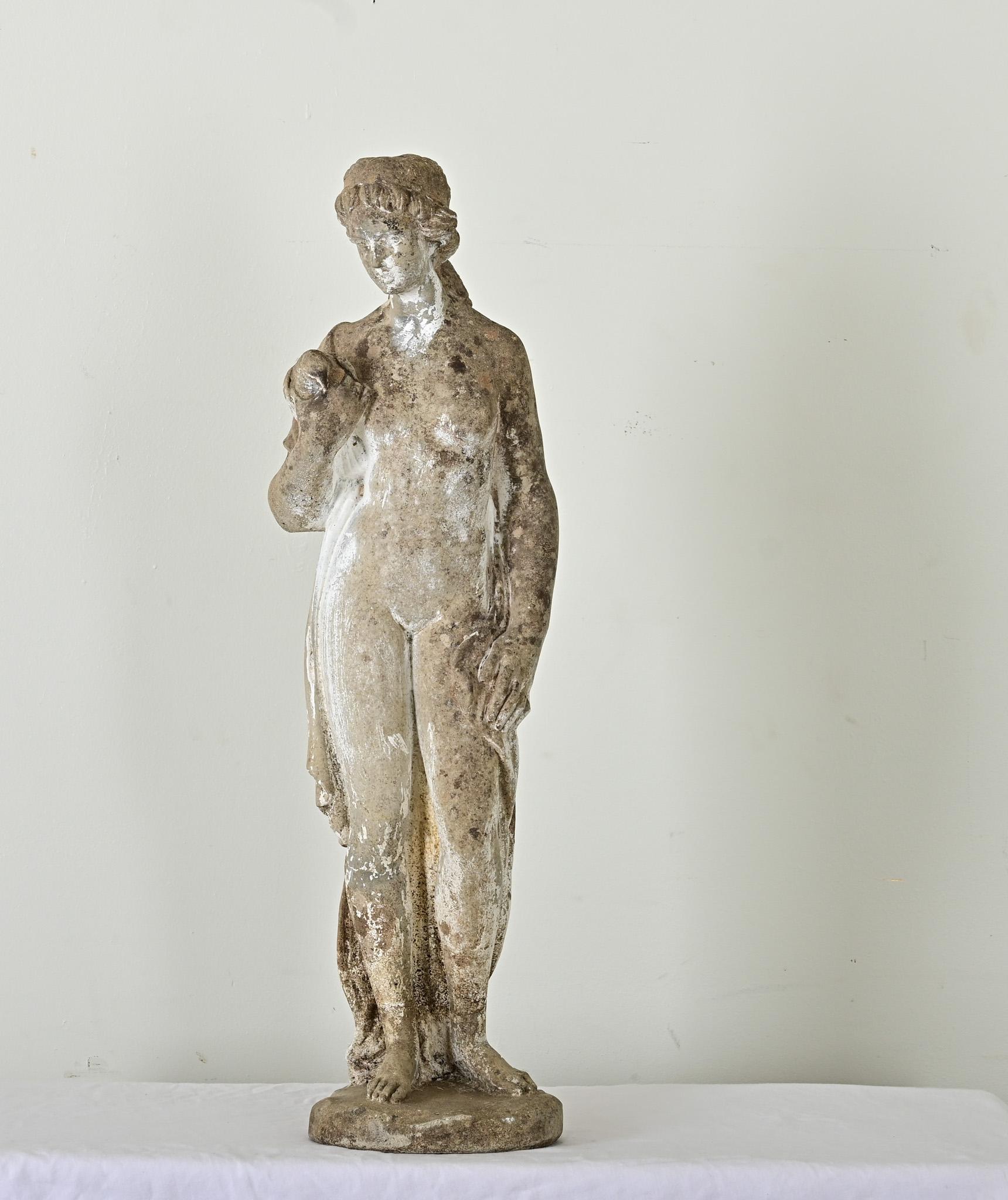Una tenera statua inglese del XIX secolo raffigurante la dea Afrodite - o il suo equivalente, Venere - che tiene in mano una colomba per simboleggiare l'amore e la fede. Il corpo della donna, fuso da un disegno originale sconosciuto in una pietra