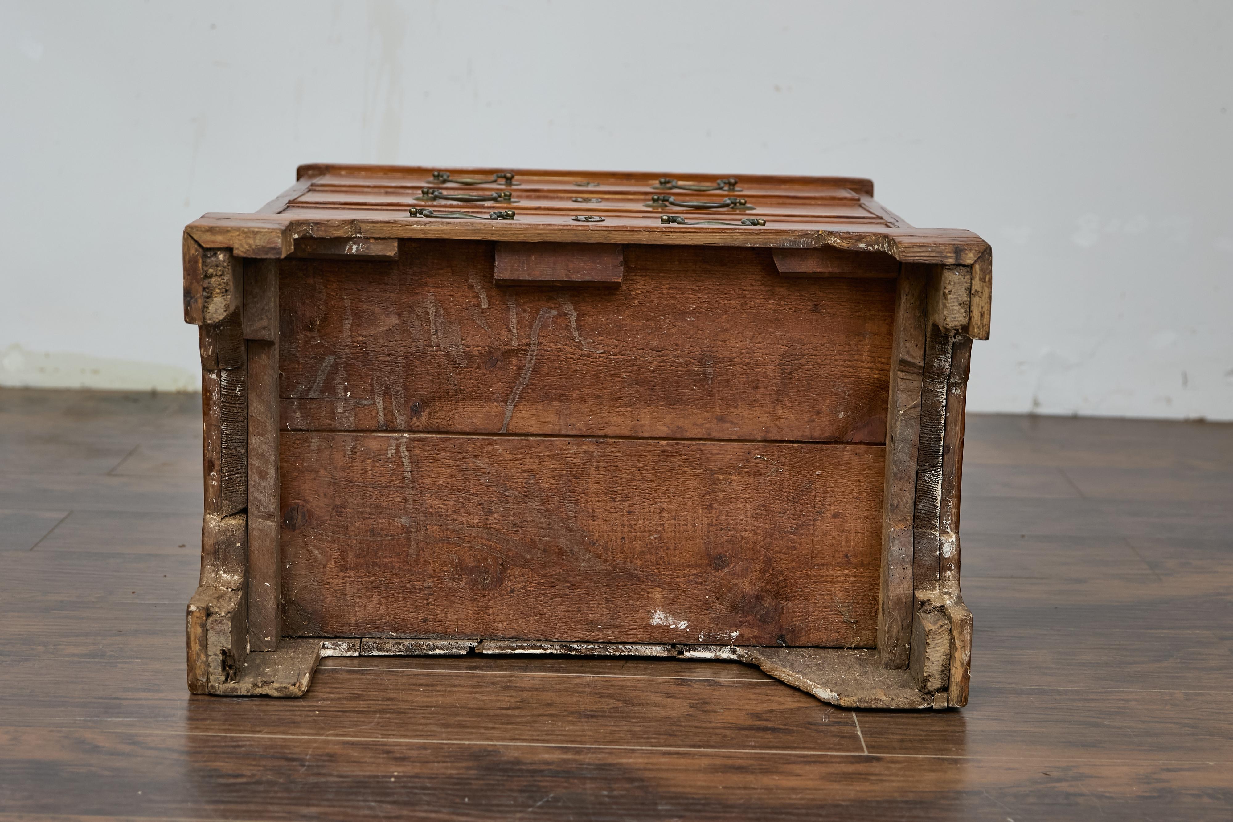 English 19th Century Pine Chest with Three Graduating Drawers and Brass Hardware For Sale 9