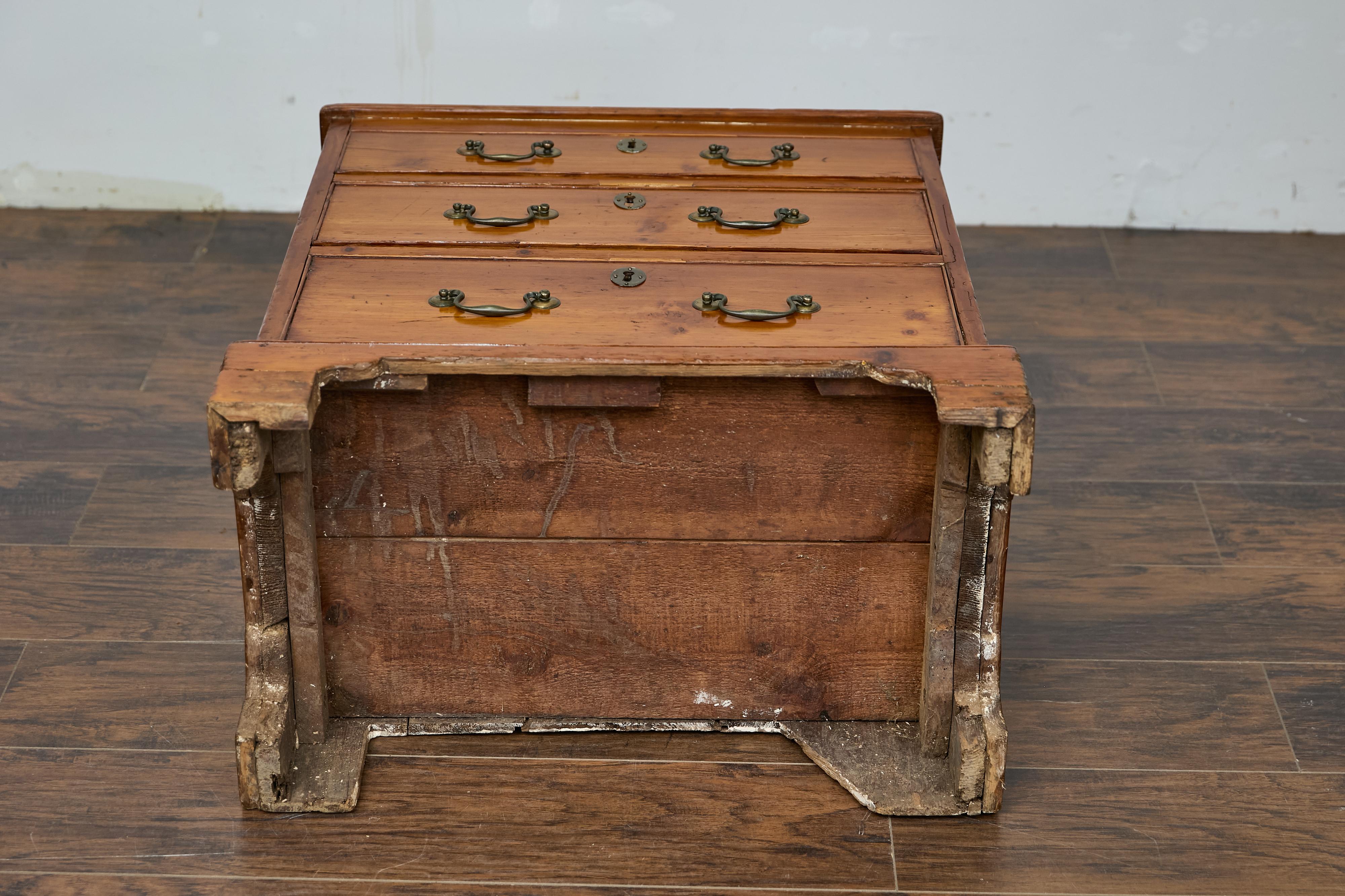 English 19th Century Pine Chest with Three Graduating Drawers and Brass Hardware For Sale 10