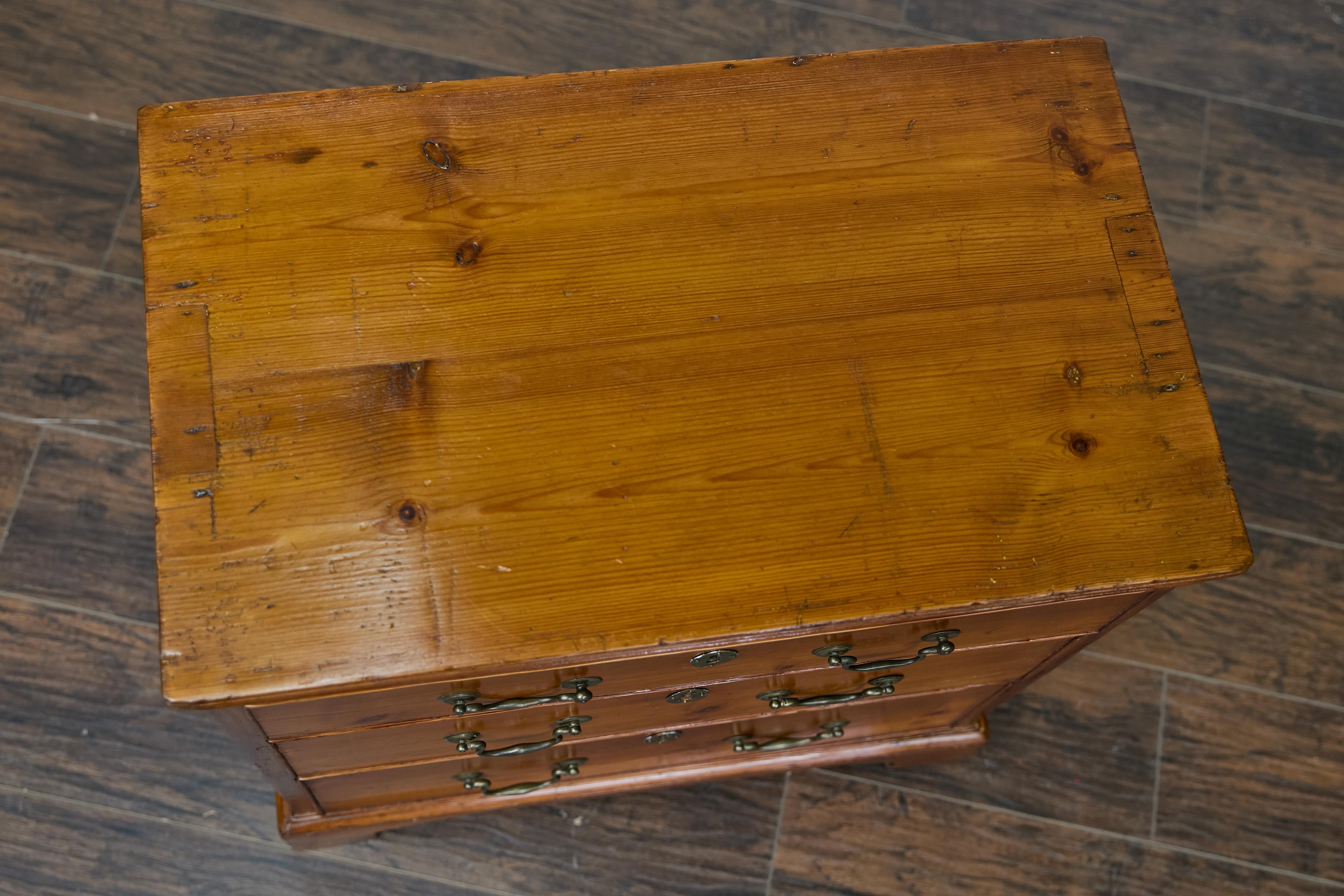 English 19th Century Pine Chest with Three Graduating Drawers and Brass Hardware For Sale 13