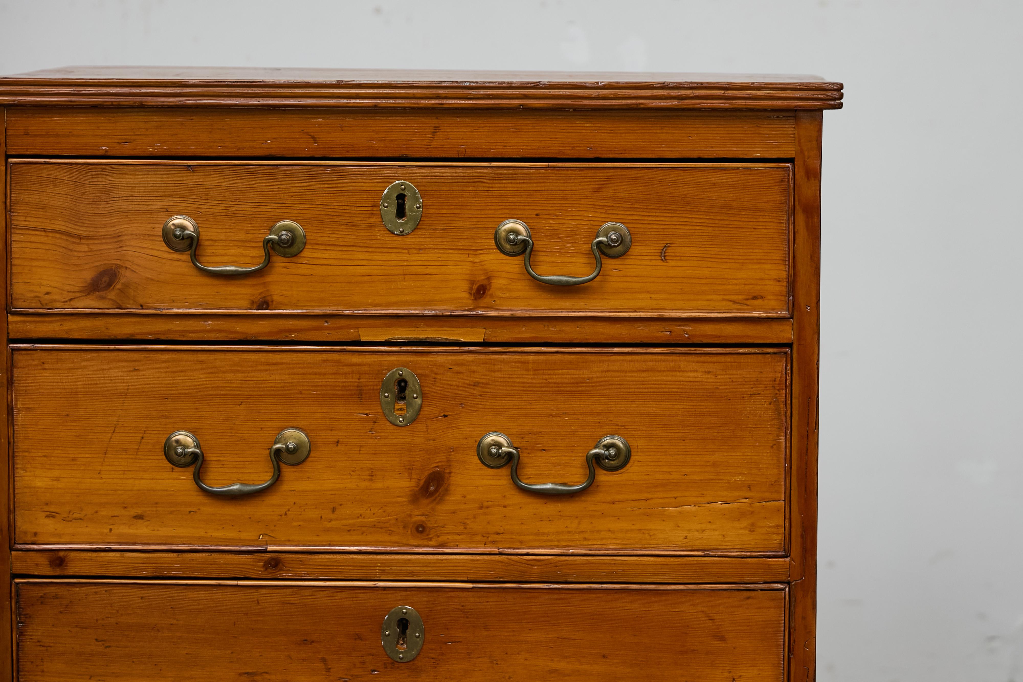 English 19th Century Pine Chest with Three Graduating Drawers and Brass Hardware For Sale 1