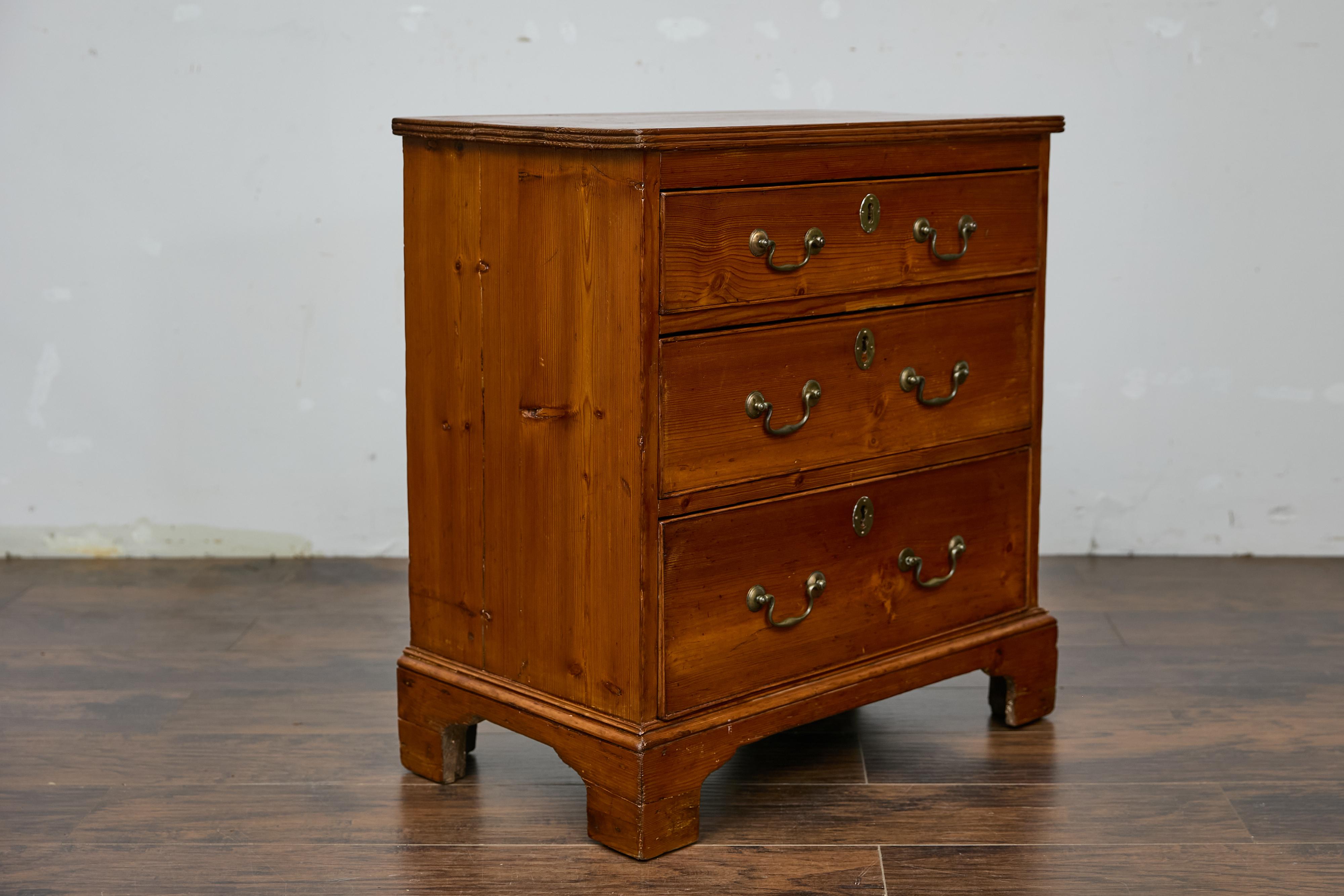 English 19th Century Pine Chest with Three Graduating Drawers and Brass Hardware For Sale 4