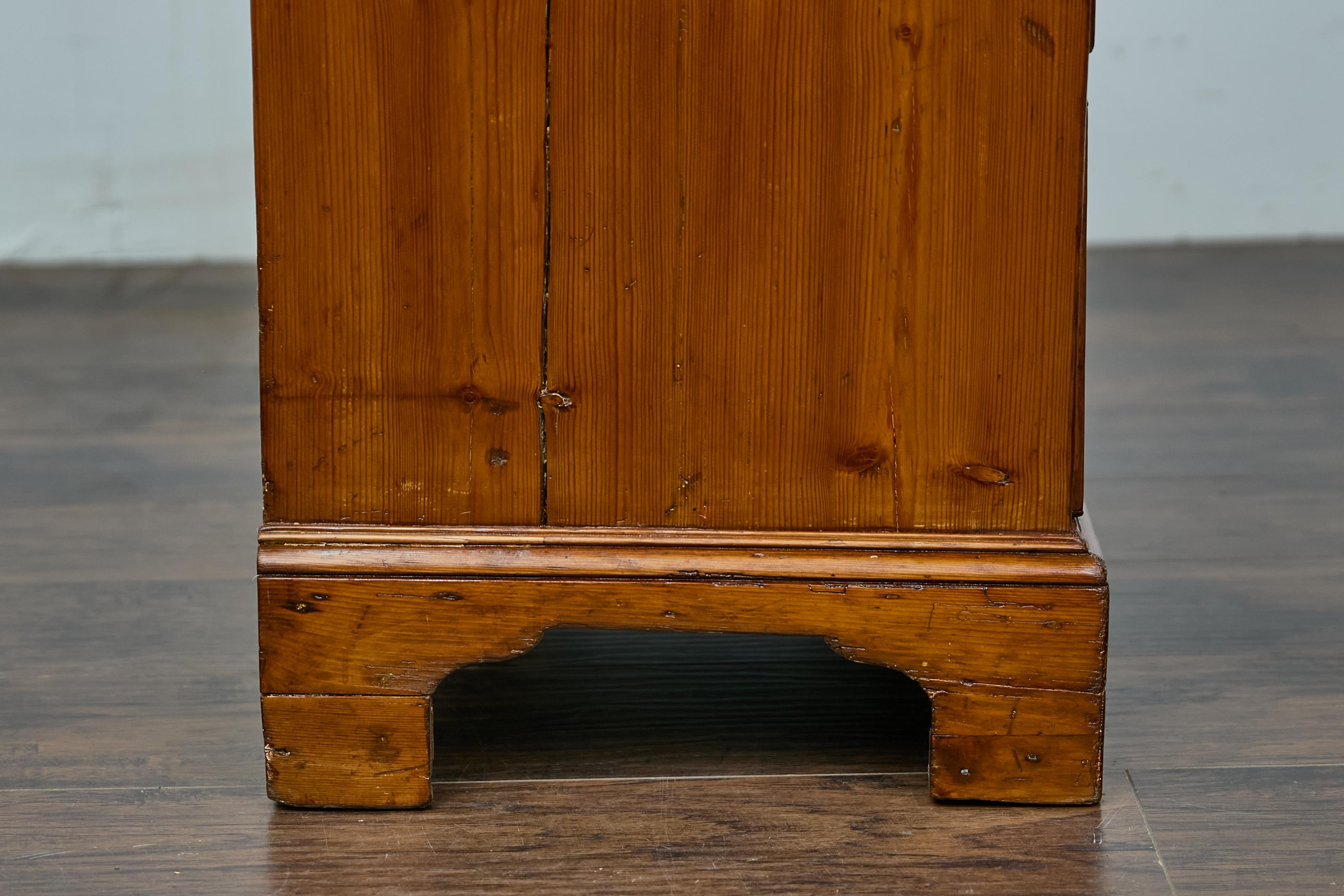 English 19th Century Pine Chest with Three Graduating Drawers and Brass Hardware For Sale 6