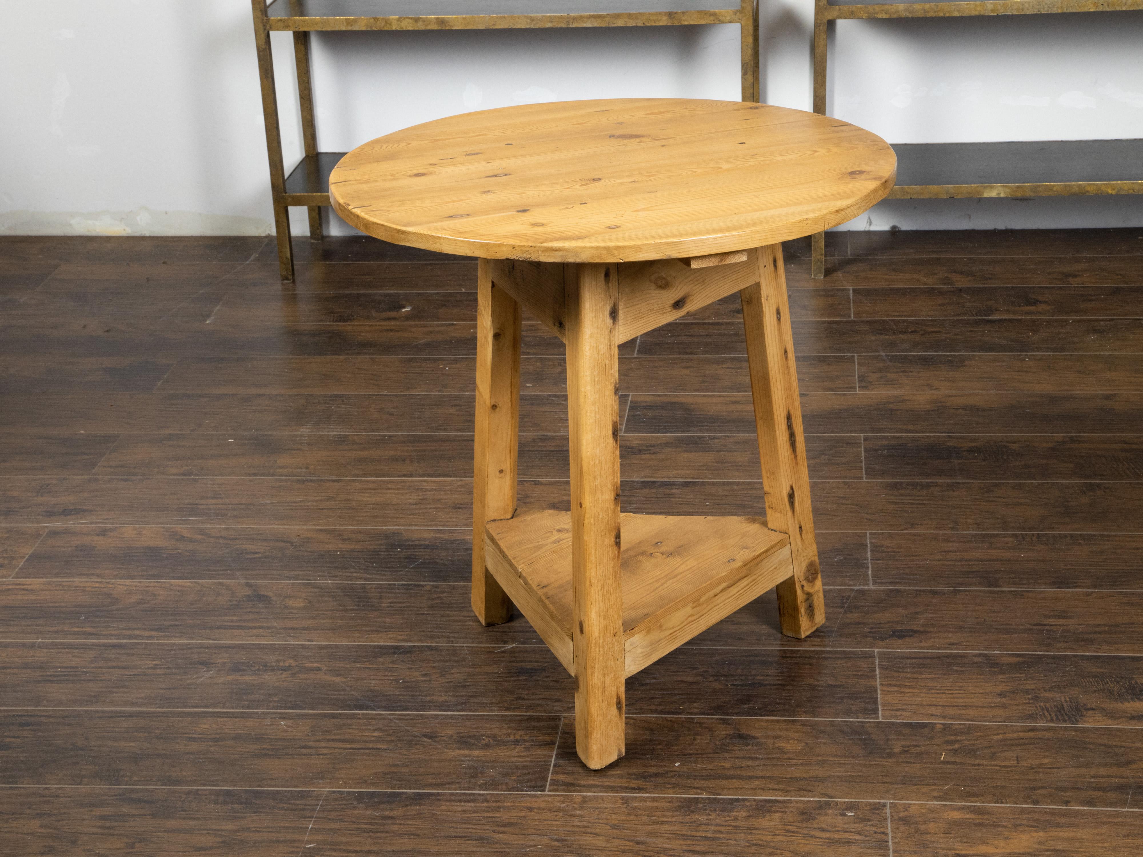 Anglais Table de criquet anglaise en pin du 19ème siècle avec plateau circulaire et étagère triangulaire en vente