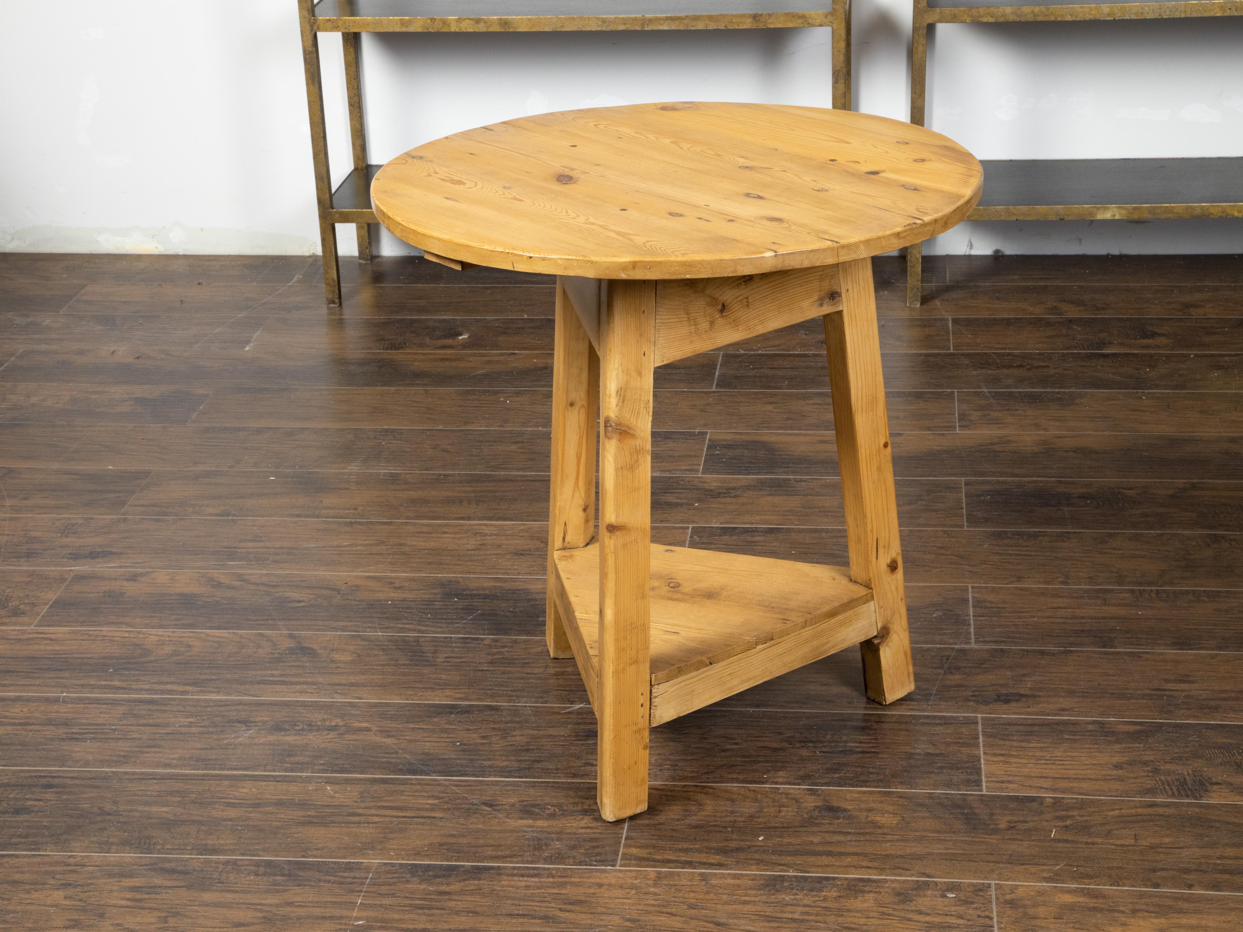 XIXe siècle Table de criquet anglaise en pin du 19ème siècle avec plateau circulaire et étagère triangulaire en vente