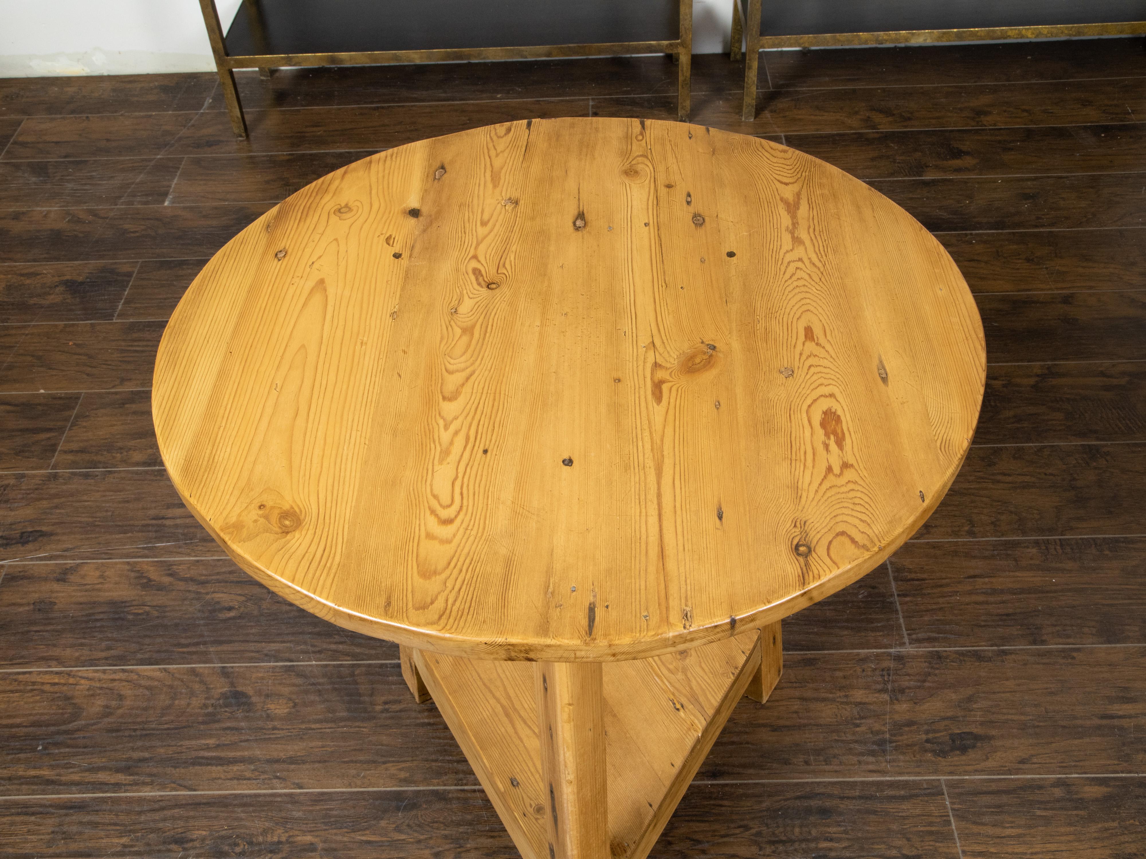 Pin Table de criquet anglaise en pin du 19ème siècle avec plateau circulaire et étagère triangulaire en vente