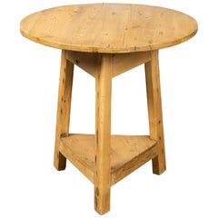 Table de criquet anglaise en pin du 19ème siècle avec plateau circulaire et étagère triangulaire