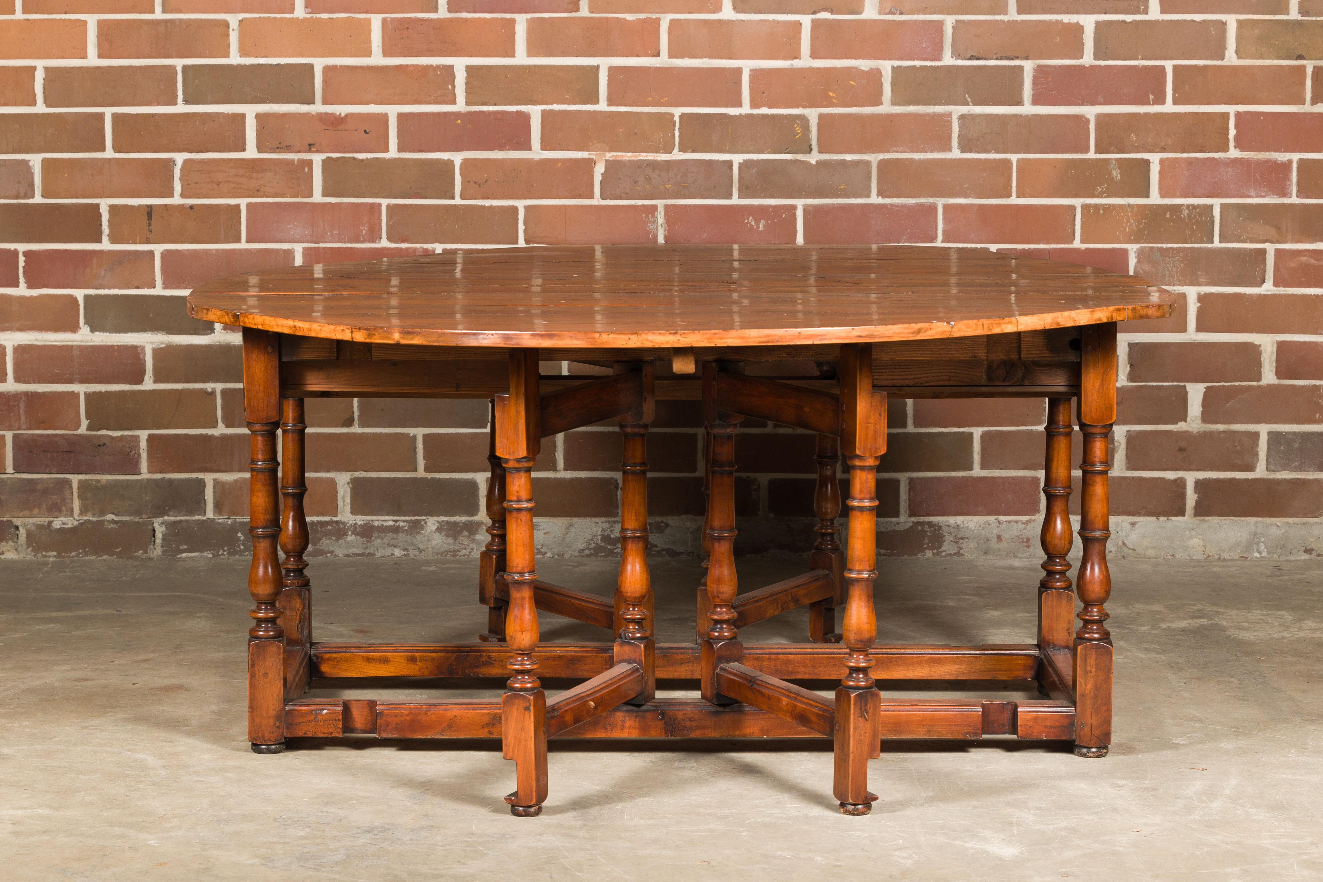 English 19th Century Pine Drop-Leaf Table with Oval Top and Turned Legs For Sale 6
