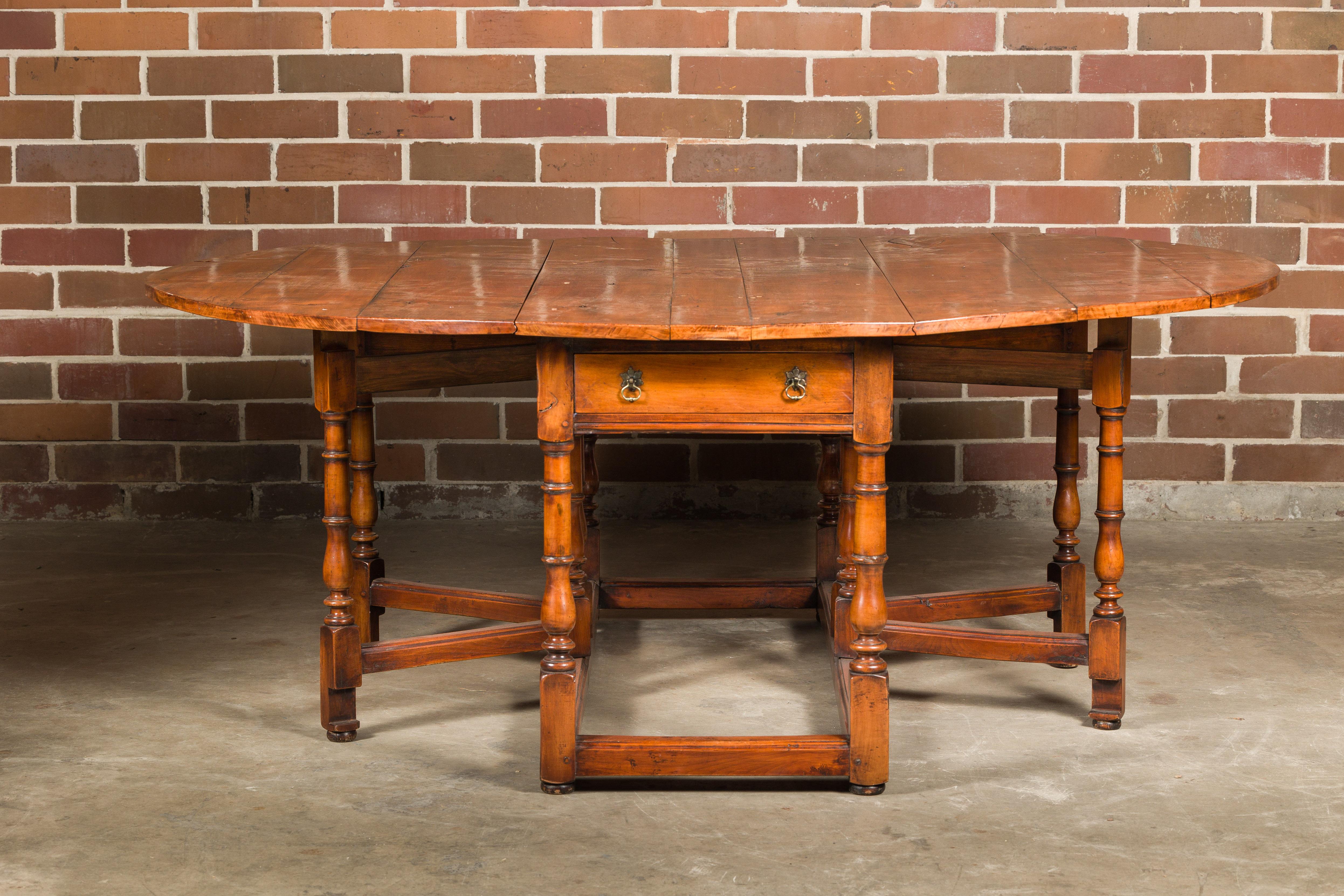 English 19th Century Pine Drop-Leaf Table with Oval Top and Turned Legs For Sale 7