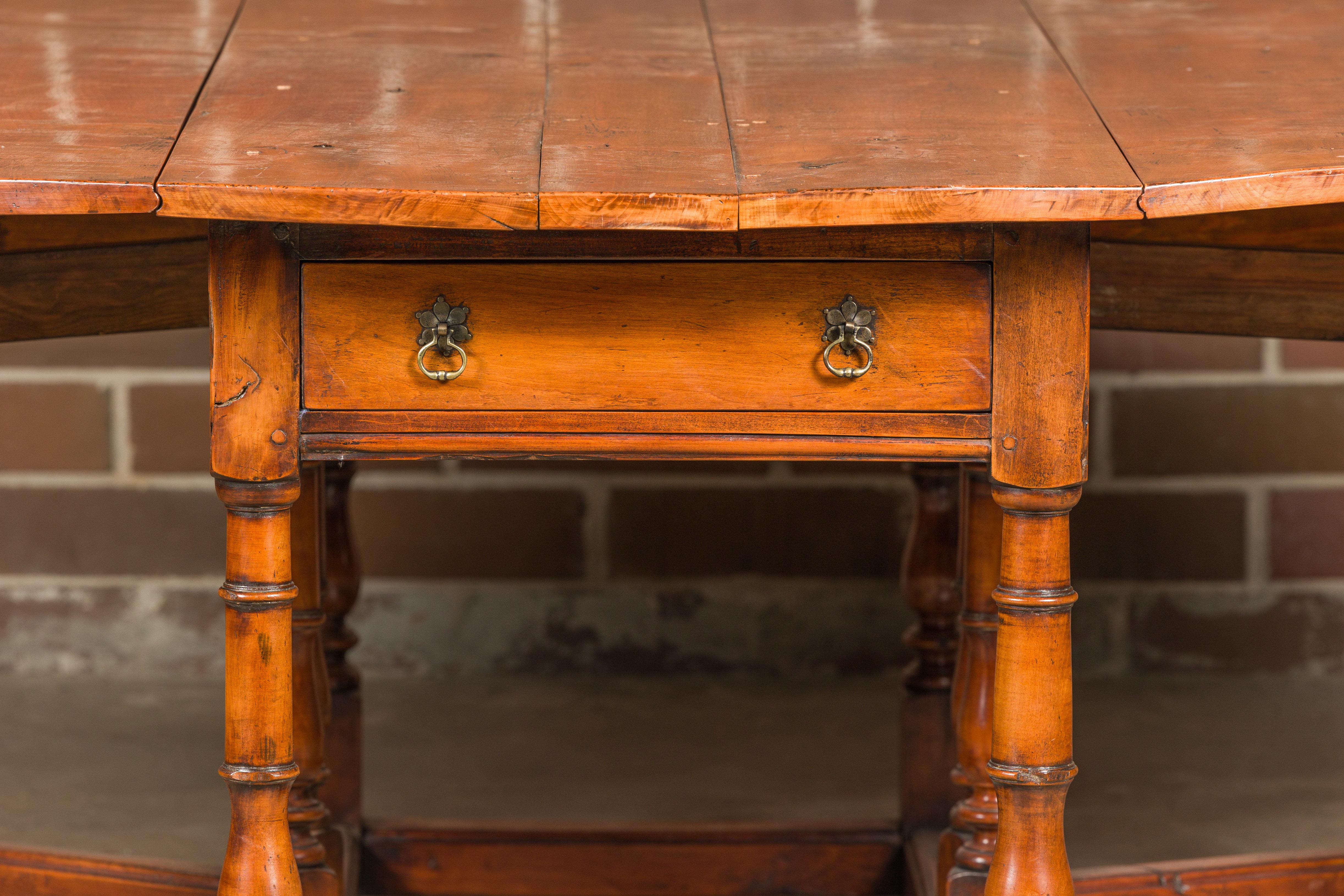 English 19th Century Pine Drop-Leaf Table with Oval Top and Turned Legs For Sale 8