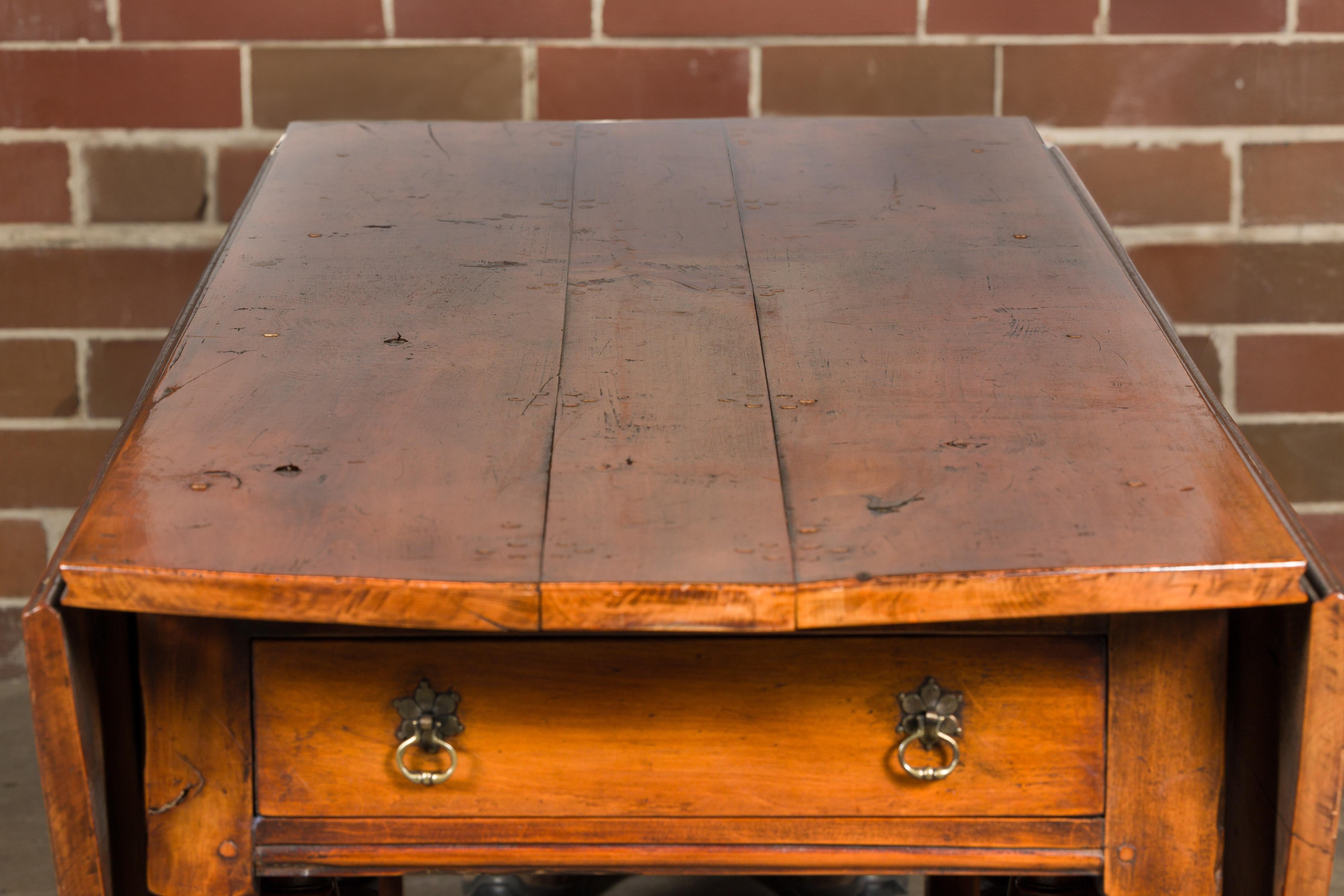 English 19th Century Pine Drop-Leaf Table with Oval Top and Turned Legs For Sale 10
