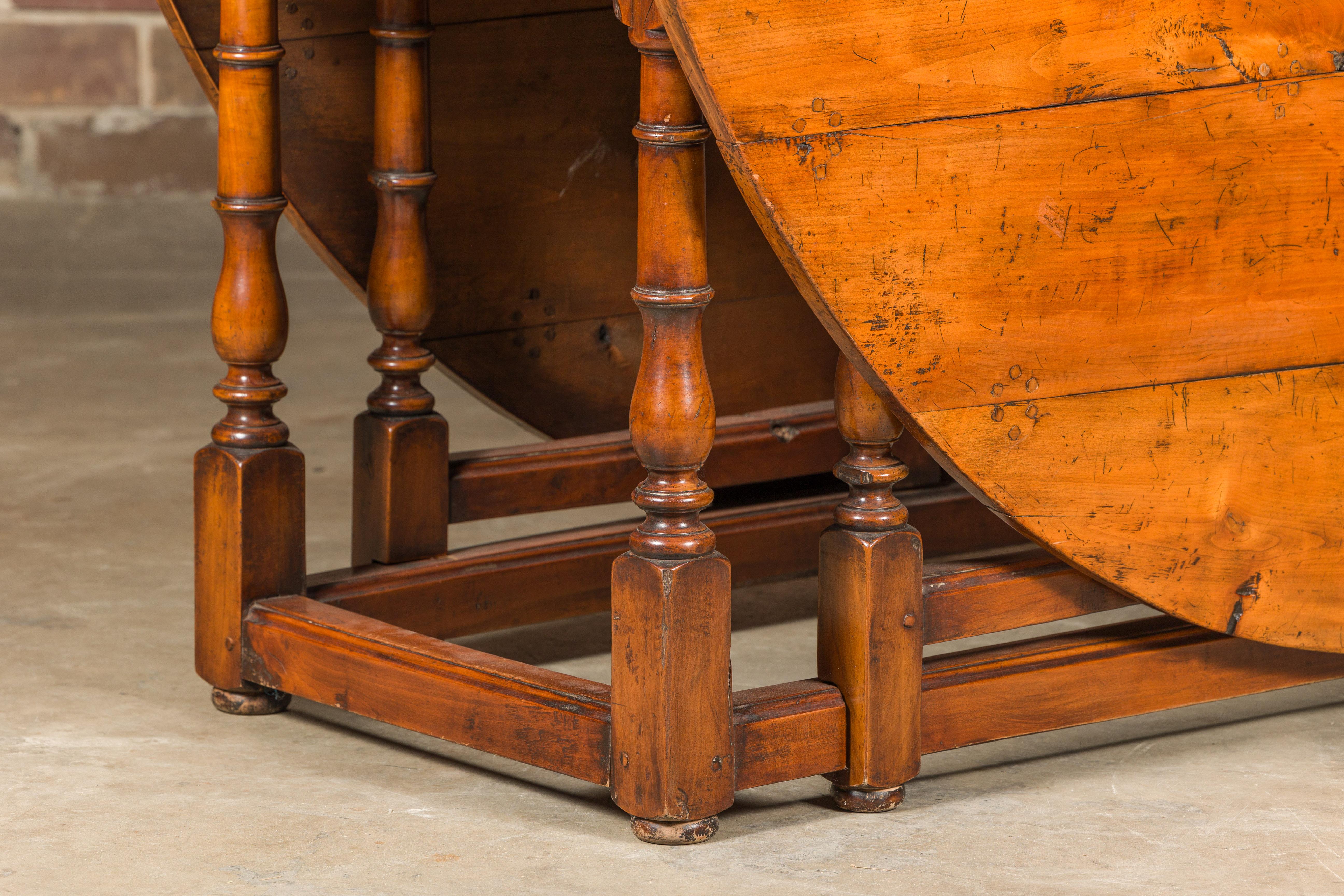 English 19th Century Pine Drop-Leaf Table with Oval Top and Turned Legs For Sale 2