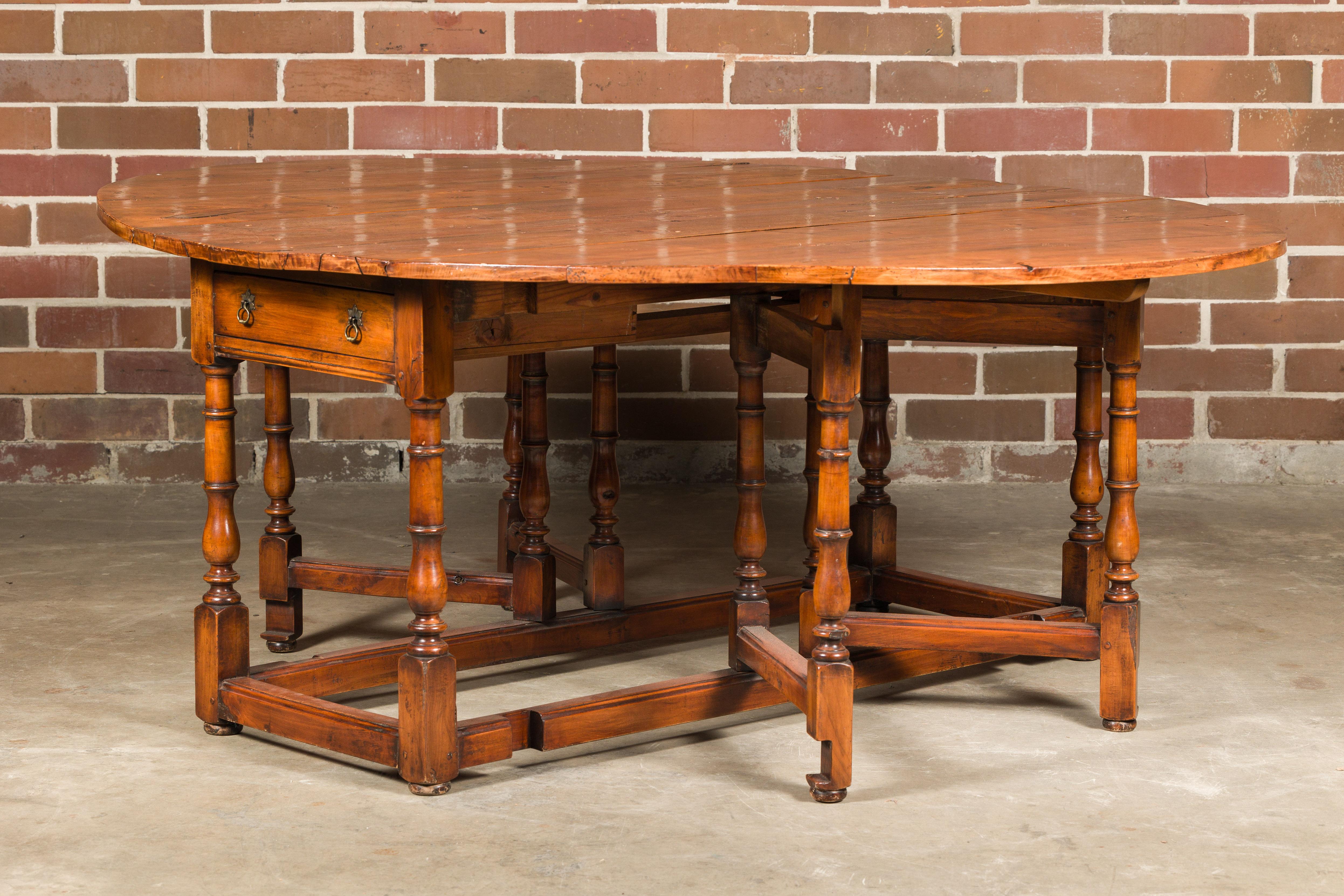 English 19th Century Pine Drop-Leaf Table with Oval Top and Turned Legs For Sale 4