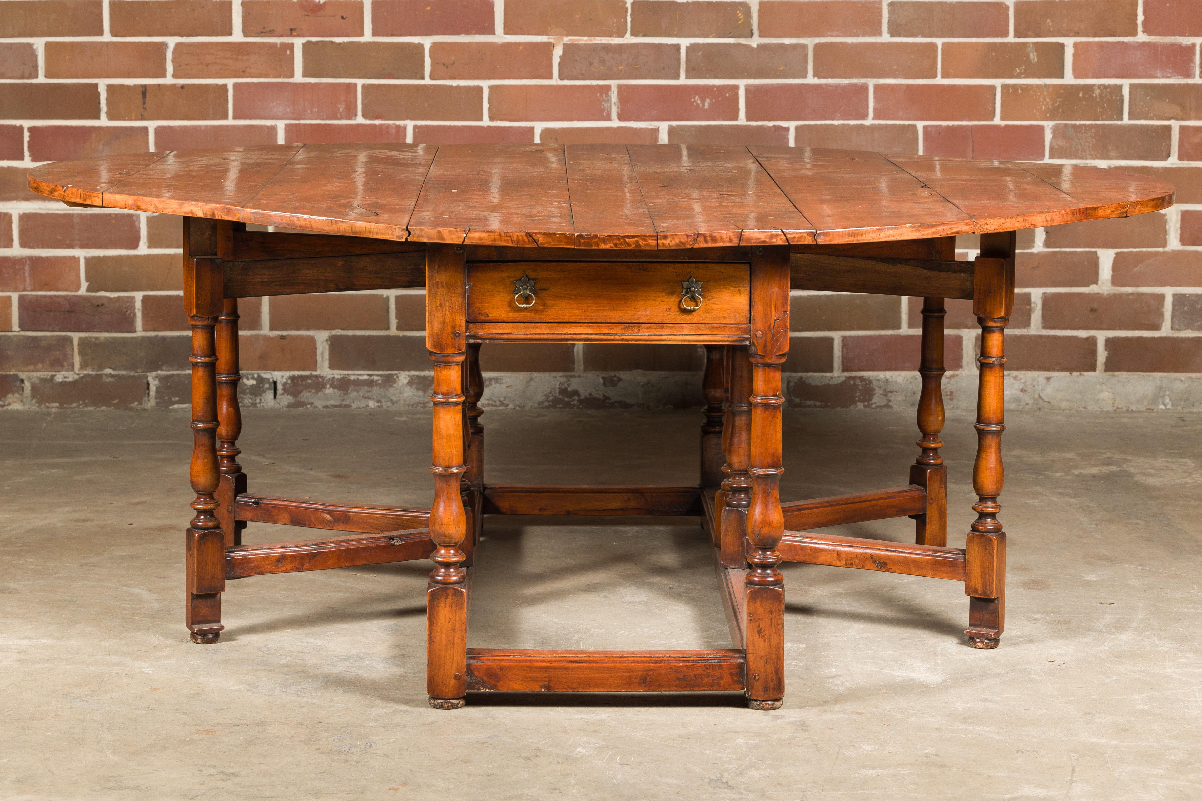 English 19th Century Pine Drop-Leaf Table with Oval Top and Turned Legs For Sale 5