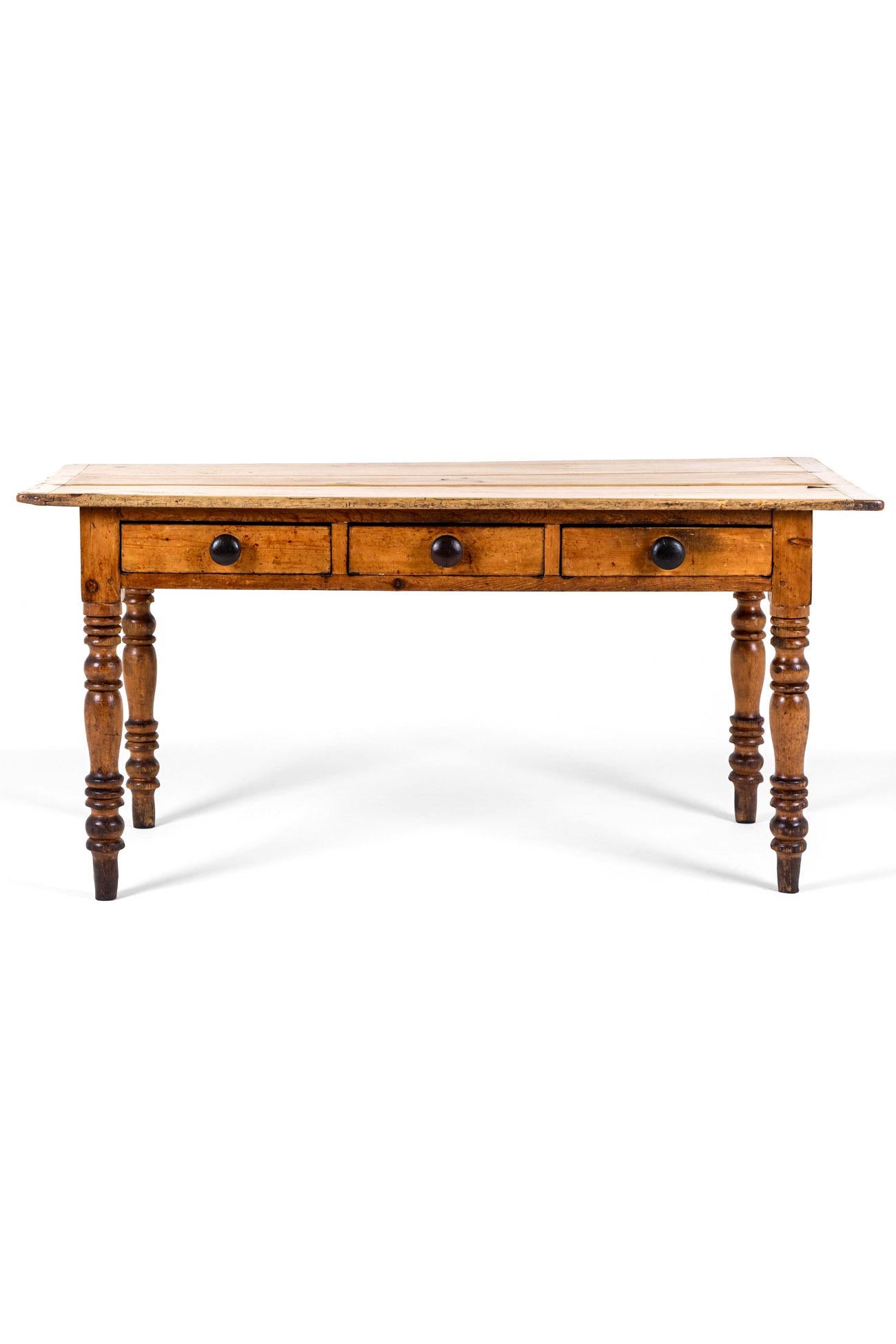 English 19th Century Pine Farmhouse Table For Sale