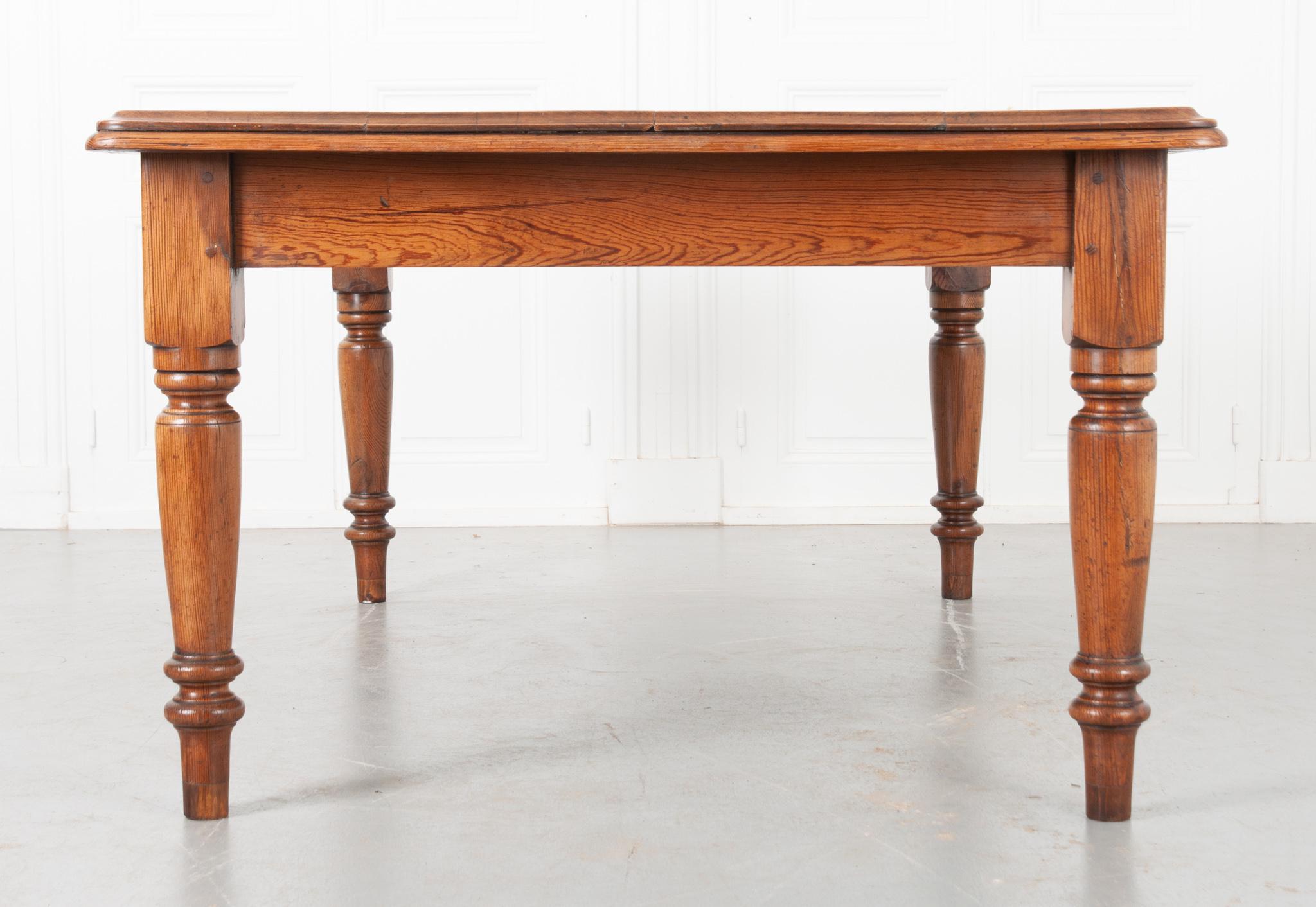 English 19th Century Pine Farmhouse Table with Drawers In Good Condition In Baton Rouge, LA