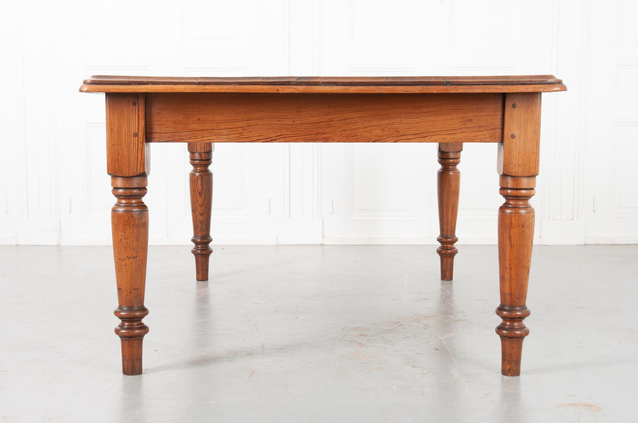English 19th Century Pine Farmhouse Table with Drawers 1