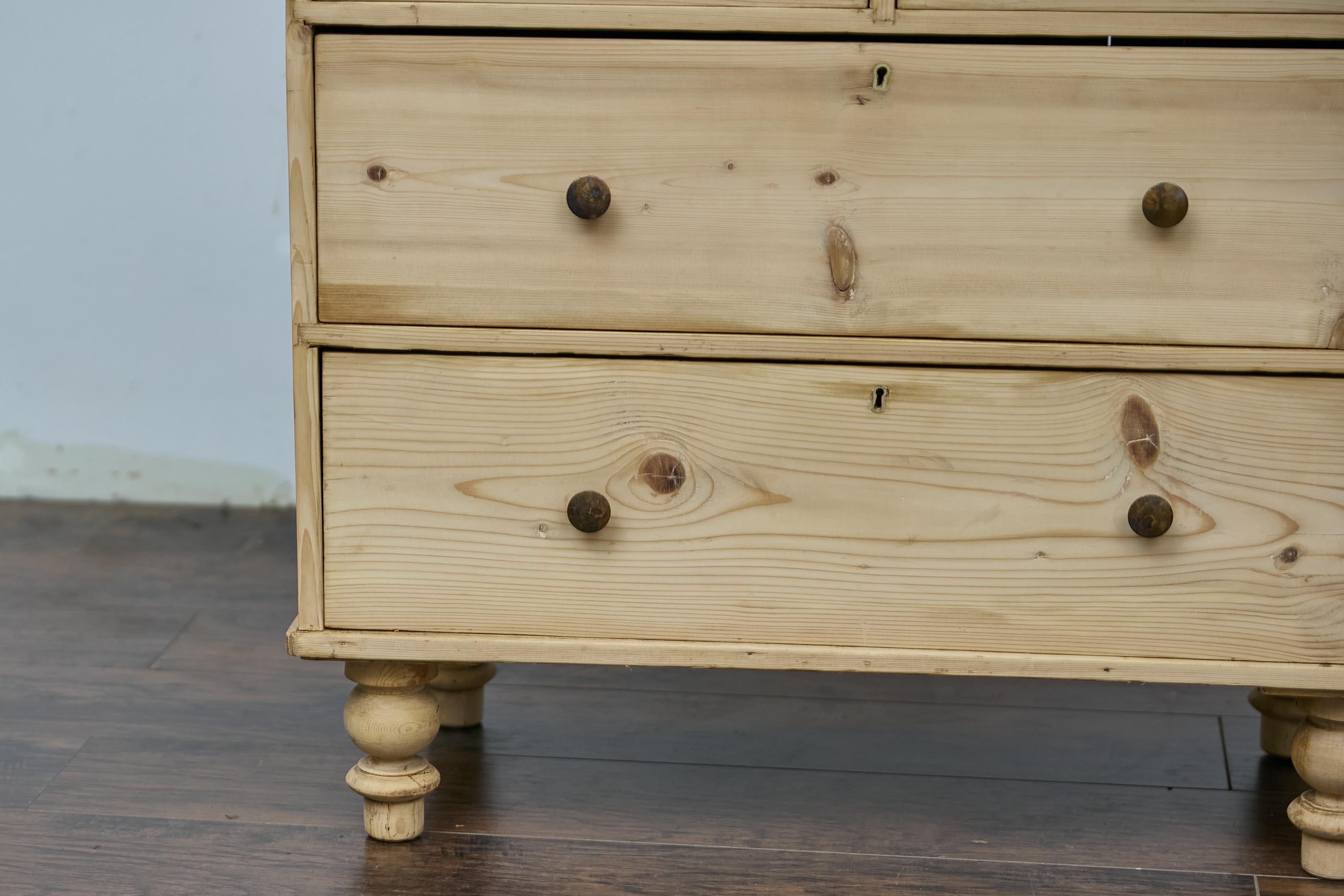 Cassettone a quattro cassetti in pino inglese del XIX secolo con finitura Nature e piedi torniti in vendita 8