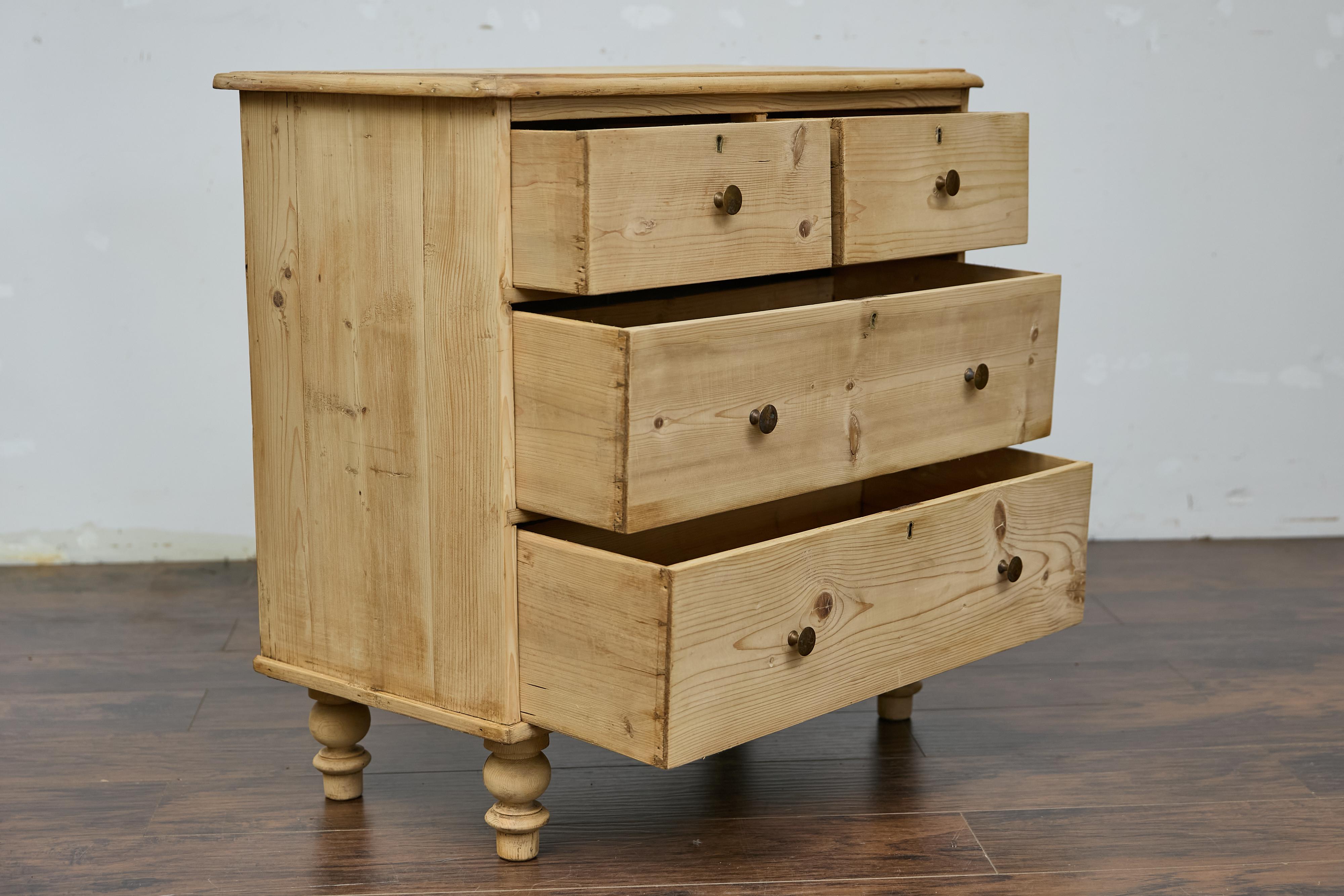 Cassettone a quattro cassetti in pino inglese del XIX secolo con finitura naturale, piedi torniti e carattere rustico. Questa deliziosa cassettiera a quattro cassetti in pino inglese del XIX secolo emana un fascino rustico grazie alla sua finitura
