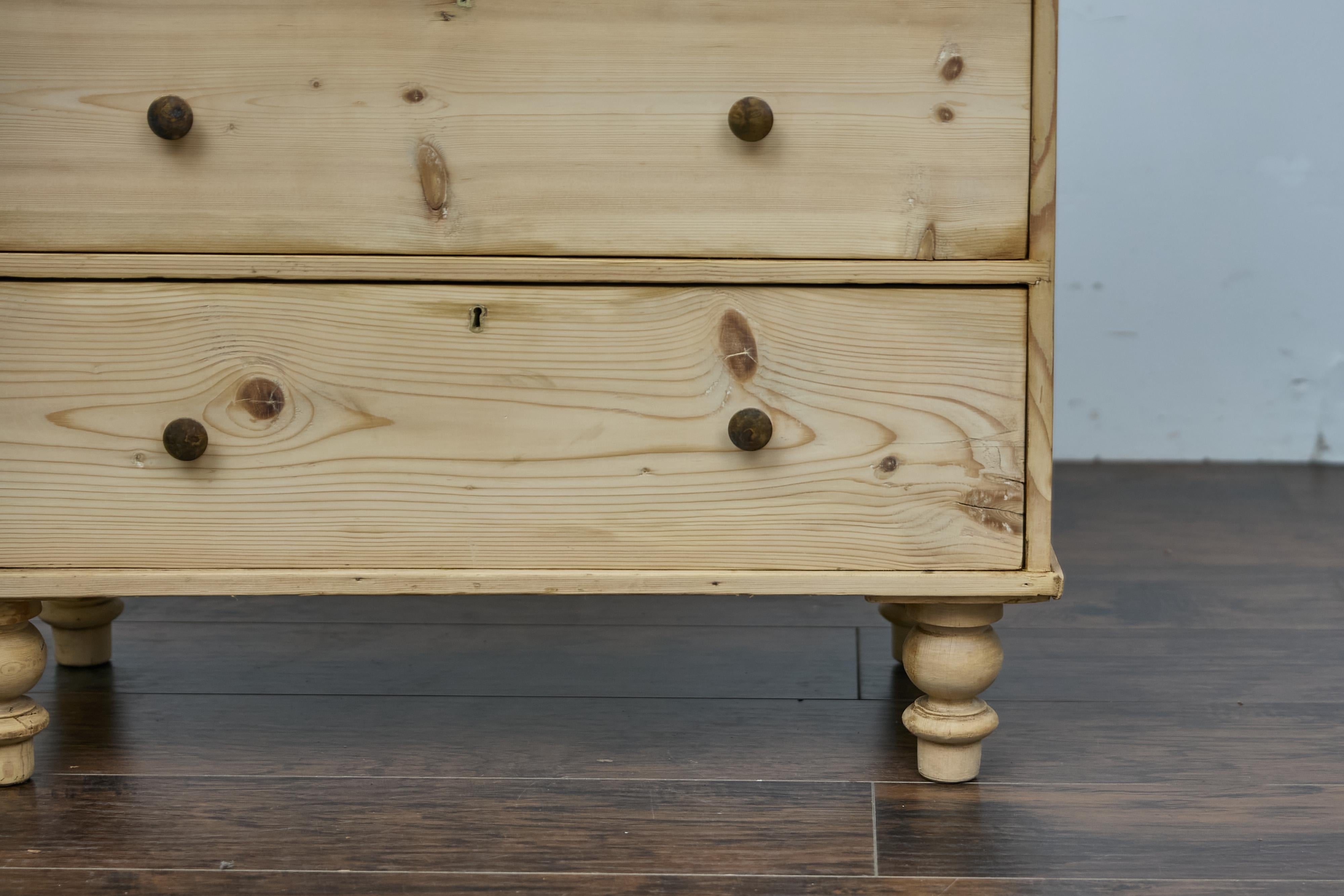 Cassettone a quattro cassetti in pino inglese del XIX secolo con finitura Nature e piedi torniti in vendita 14