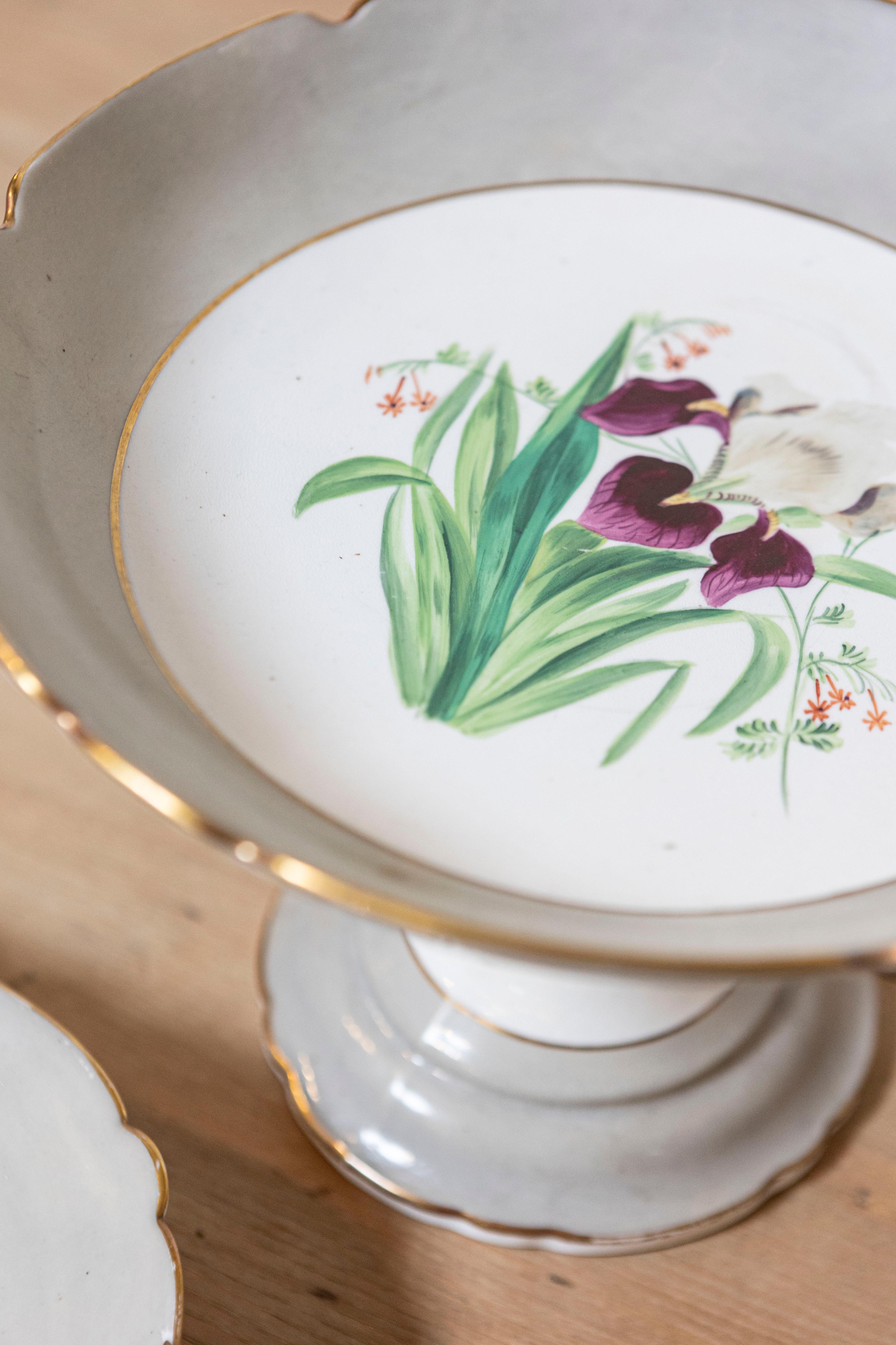 Platos y Compota de Porcelana Inglesa del Siglo XIX con Decoración Floral, Se Venden por Unidad Inglés en venta