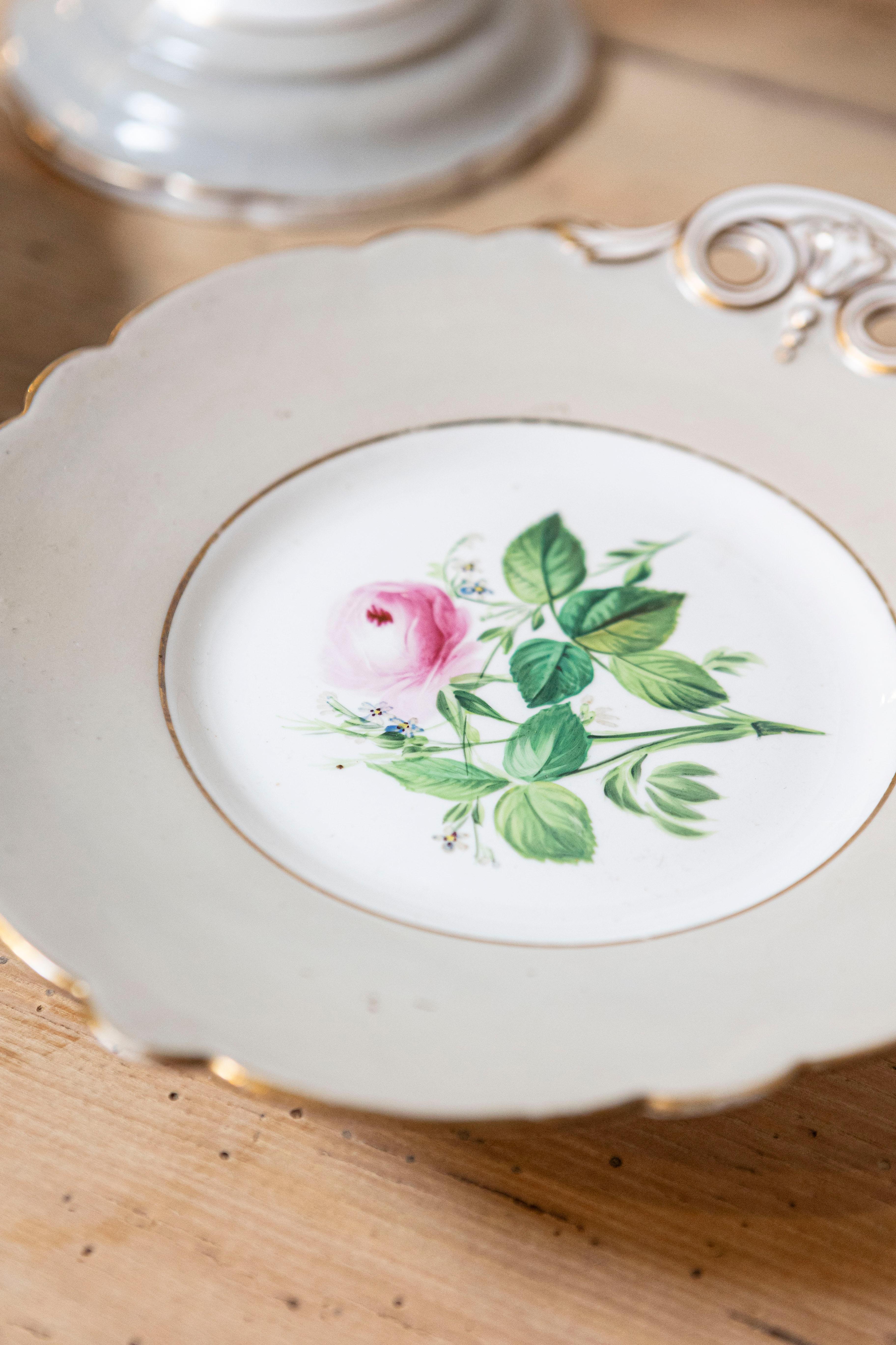 Platos y Compota de Porcelana Inglesa del Siglo XIX con Decoración Floral, Se Venden por Unidad en Bueno estado para la venta en Atlanta, GA