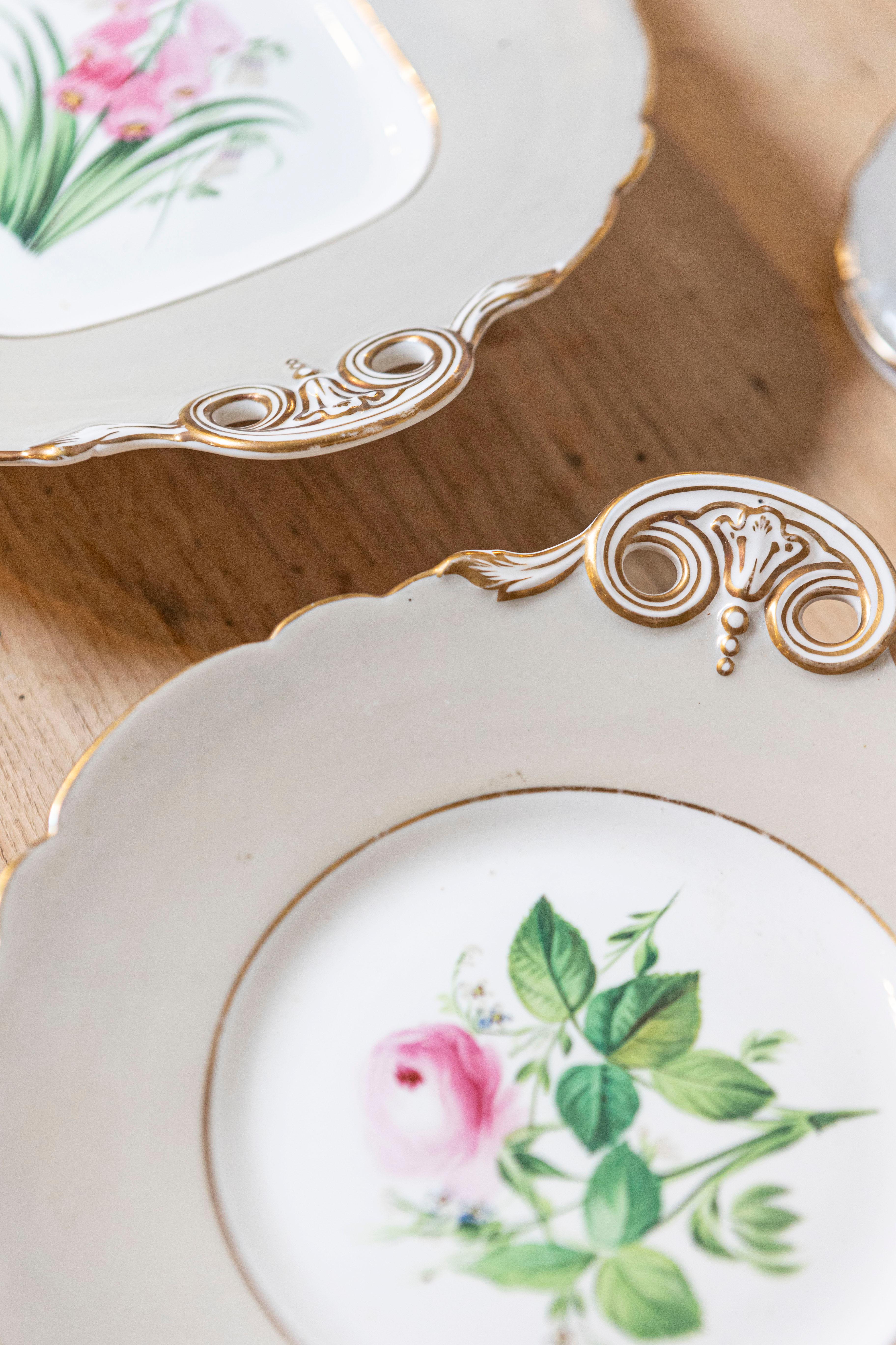 Platos y Compota de Porcelana Inglesa del Siglo XIX con Decoración Floral, Se Venden por Unidad siglo XIX en venta