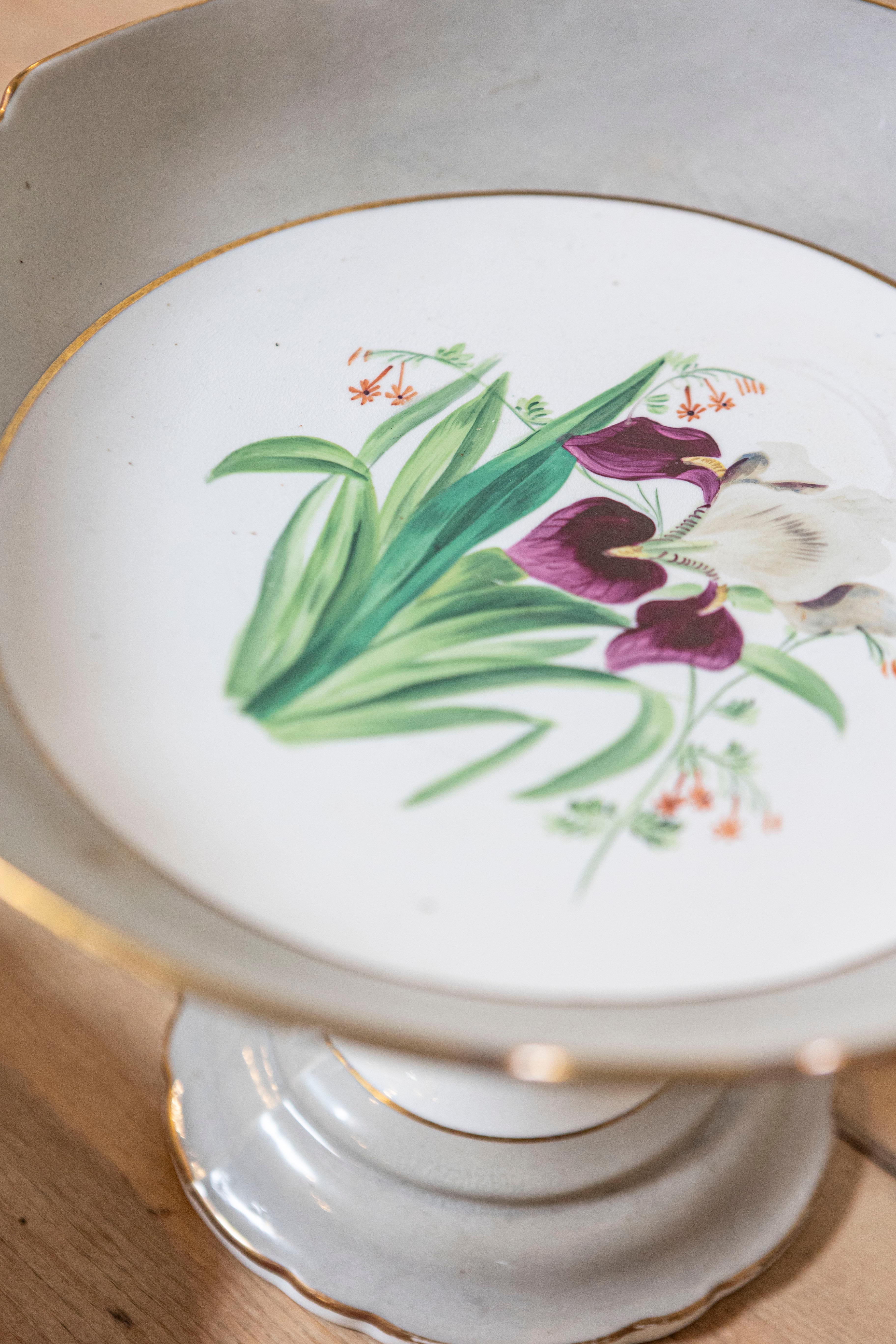 Platos y Compota de Porcelana Inglesa del Siglo XIX con Decoración Floral, Se Venden por Unidad en venta 1