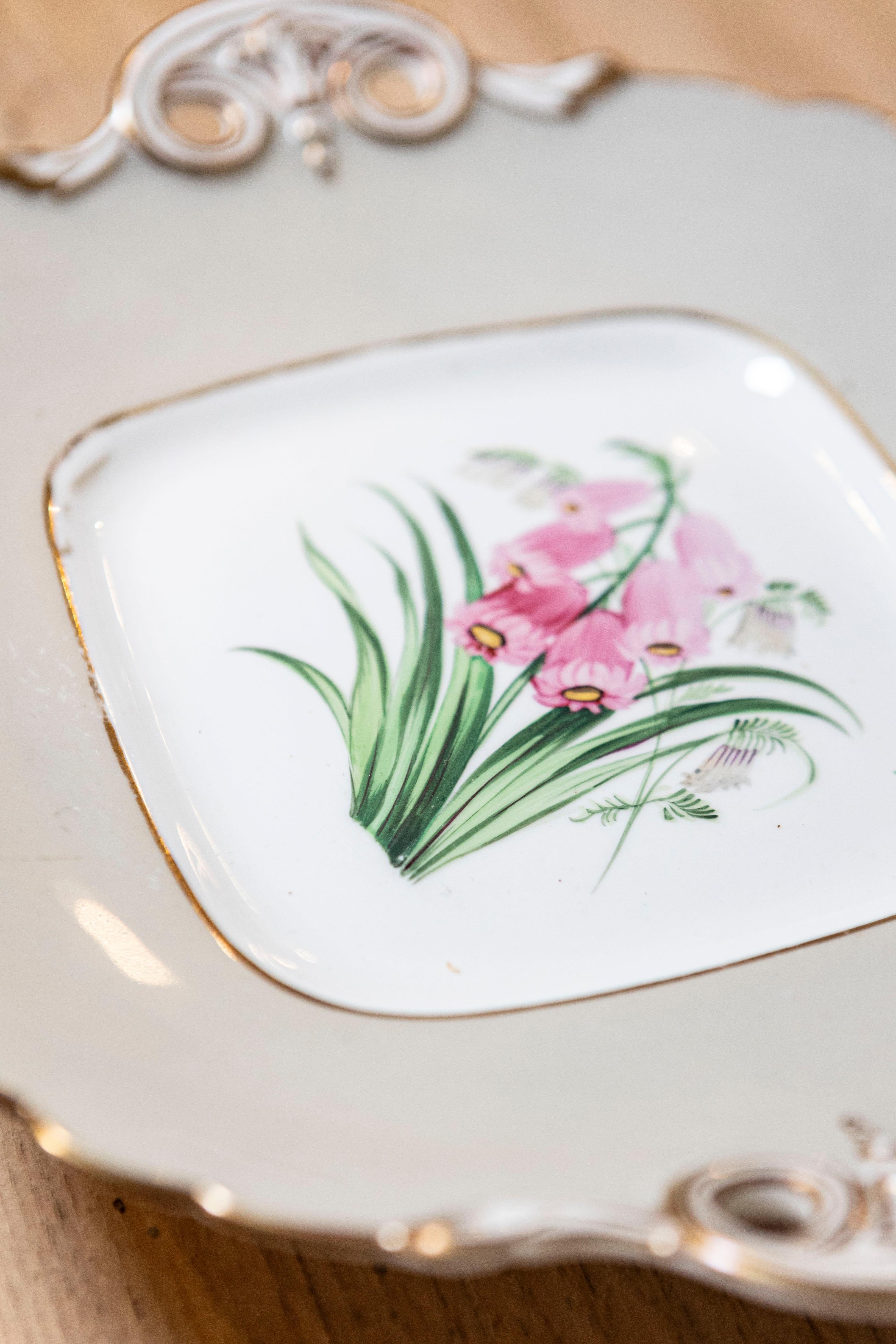 Platos y Compota de Porcelana Inglesa del Siglo XIX con Decoración Floral, Se Venden por Unidad en venta 2