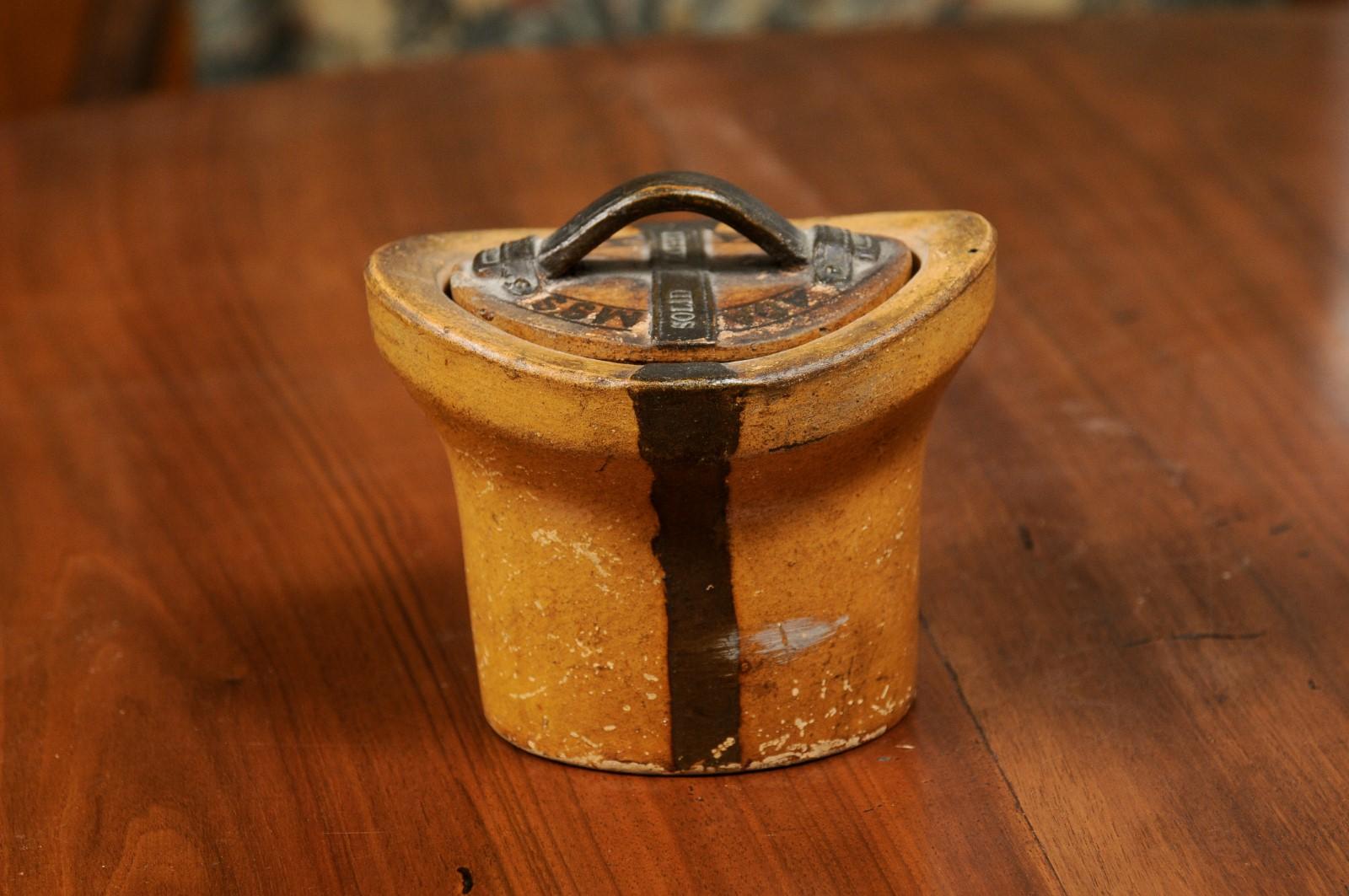 Récipient en poterie anglaise du 19ème siècle en forme de boîte à chapeau et petit couvercle en vente 3