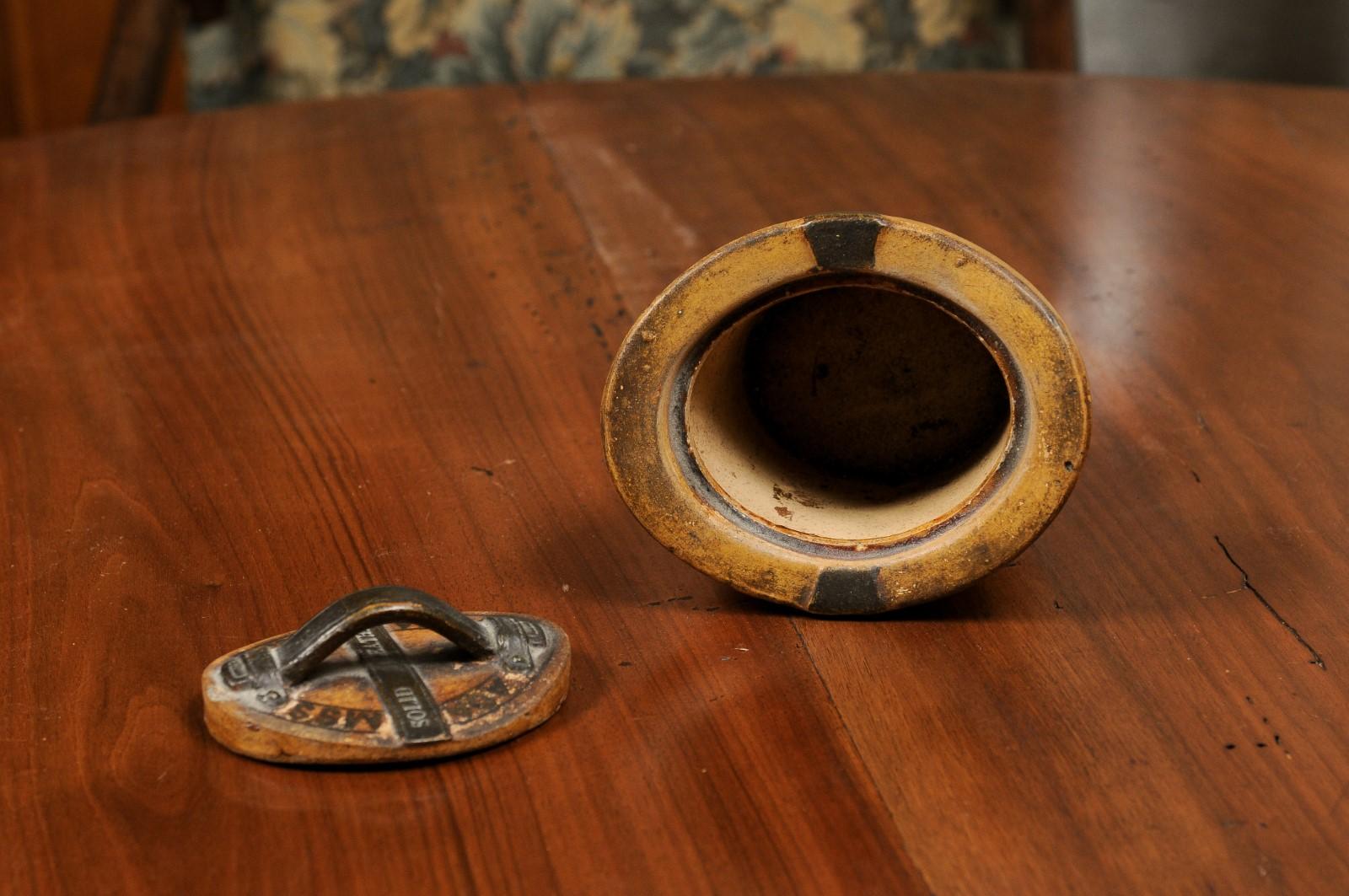 Récipient en poterie anglaise du 19ème siècle en forme de boîte à chapeau et petit couvercle en vente 4