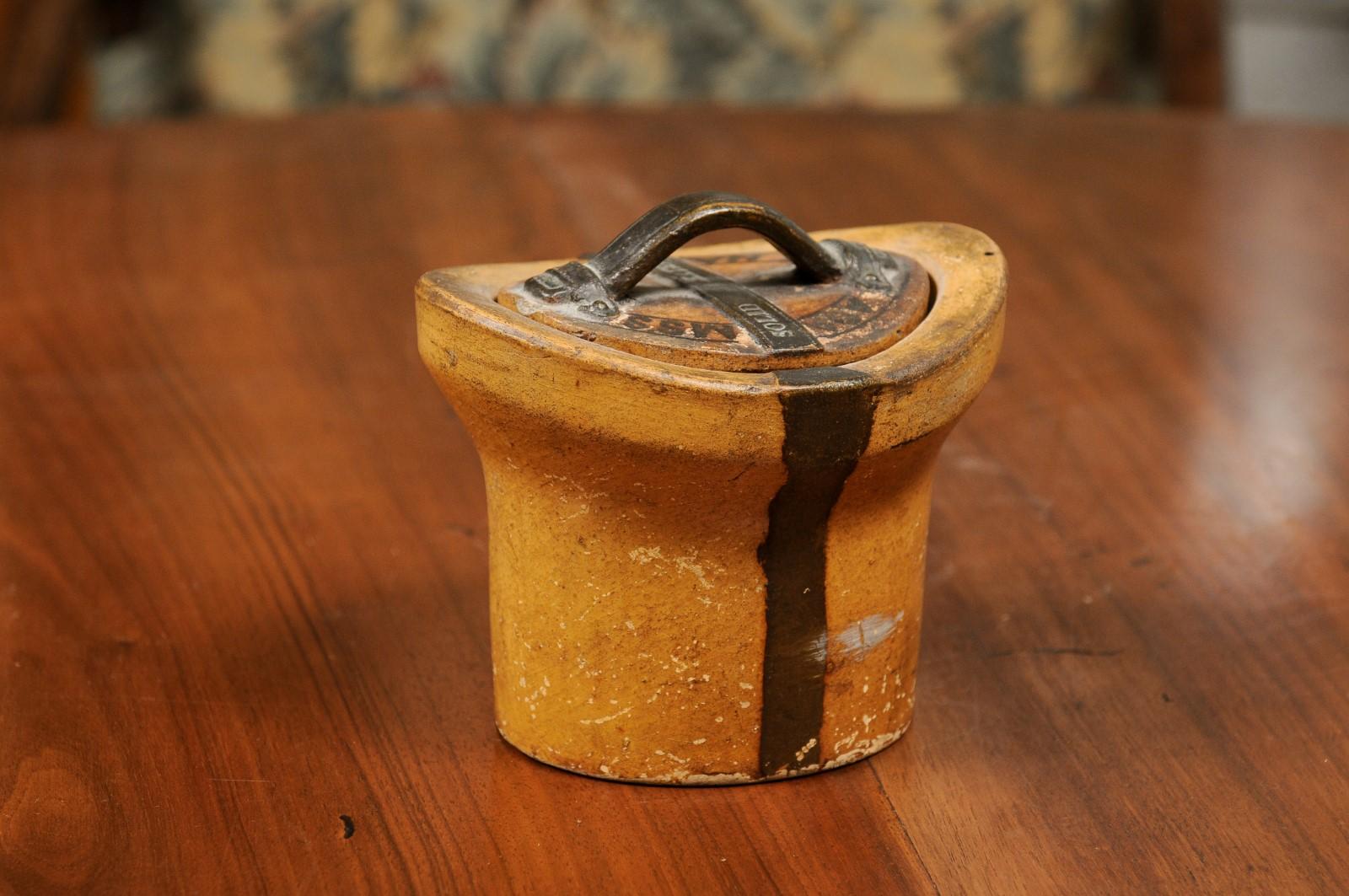 Rustique Récipient en poterie anglaise du 19ème siècle en forme de boîte à chapeau et petit couvercle en vente
