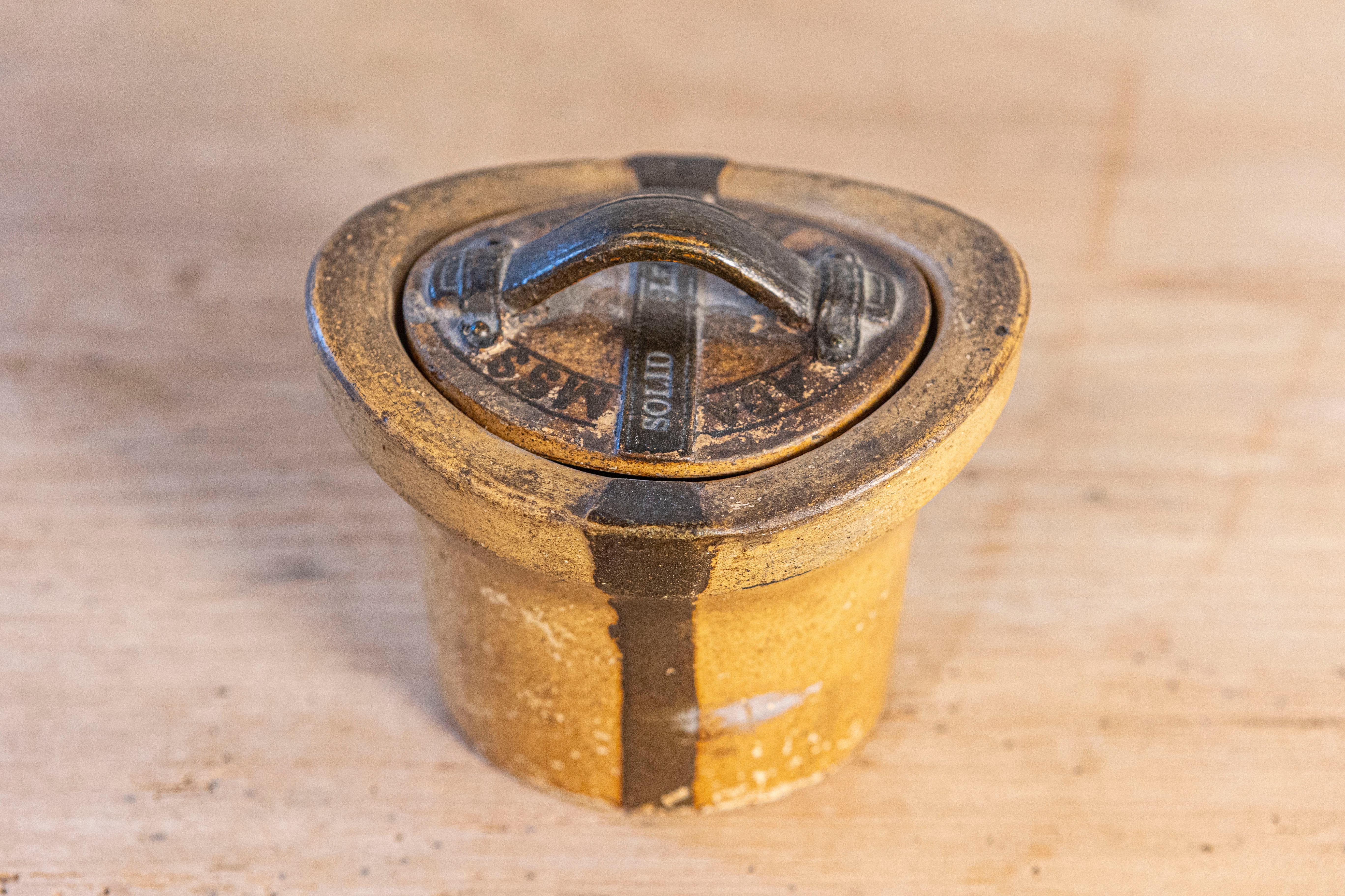 Anglais Récipient en poterie anglais du 19ème siècle en forme de boîte à chapeau et petit couvercle en vente