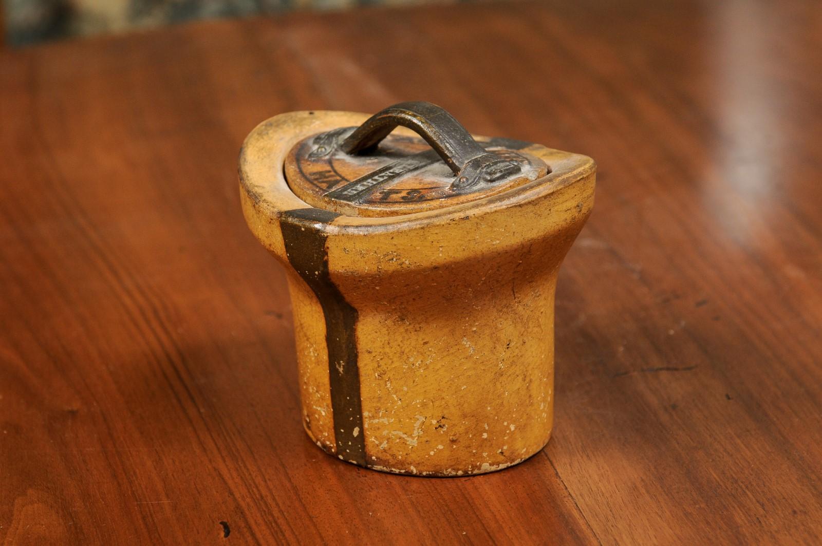 Récipient en poterie anglaise du 19ème siècle en forme de boîte à chapeau et petit couvercle Bon état - En vente à Atlanta, GA
